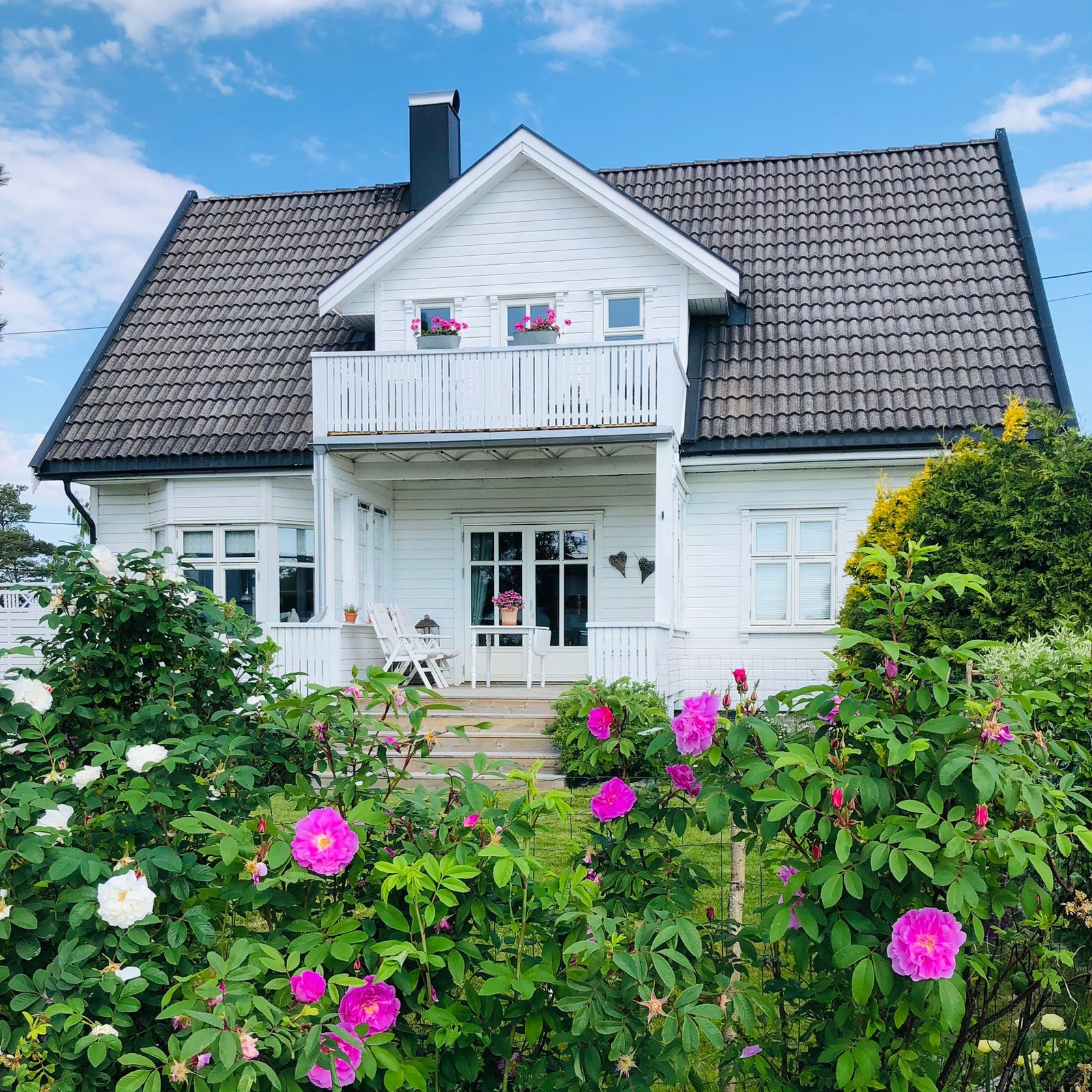 Leiligheten befinner seg i denne eneboligen (bilde tatt i sommer) Galleribilde