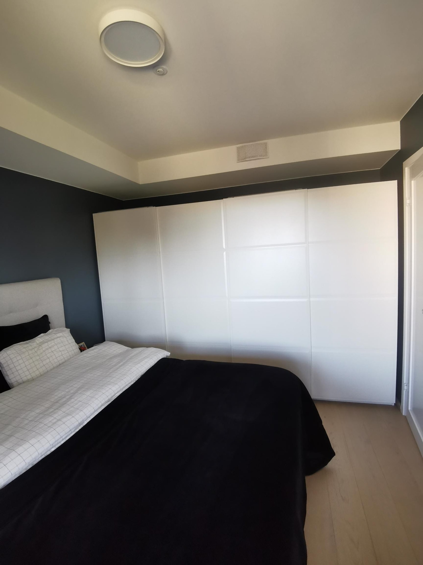 Skyvedørsgarderobe fra Pax Ikea på soverommet Galleribilde