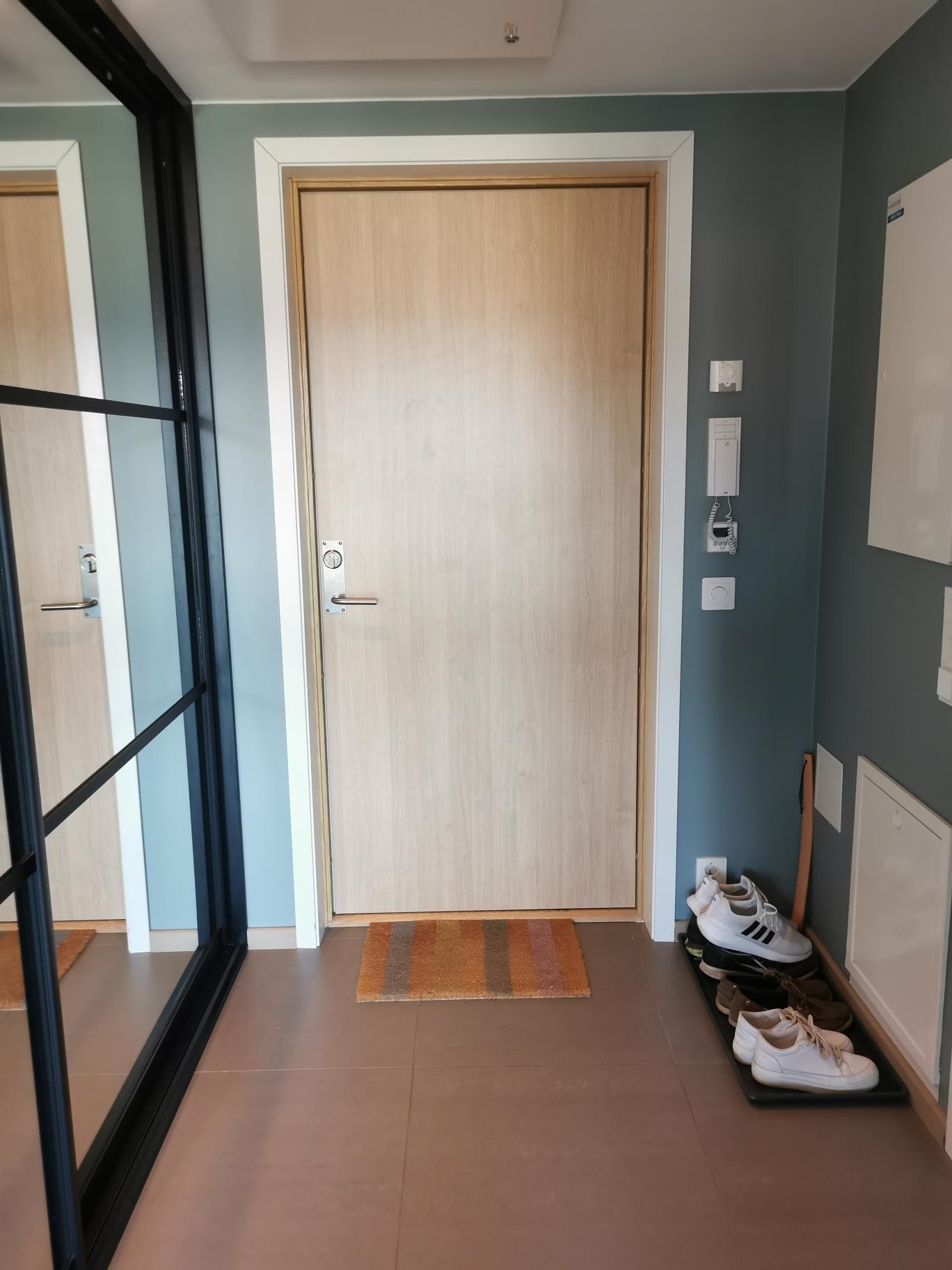Gang med plass til skohylle og skyvedørsgarderobe Galleribilde
