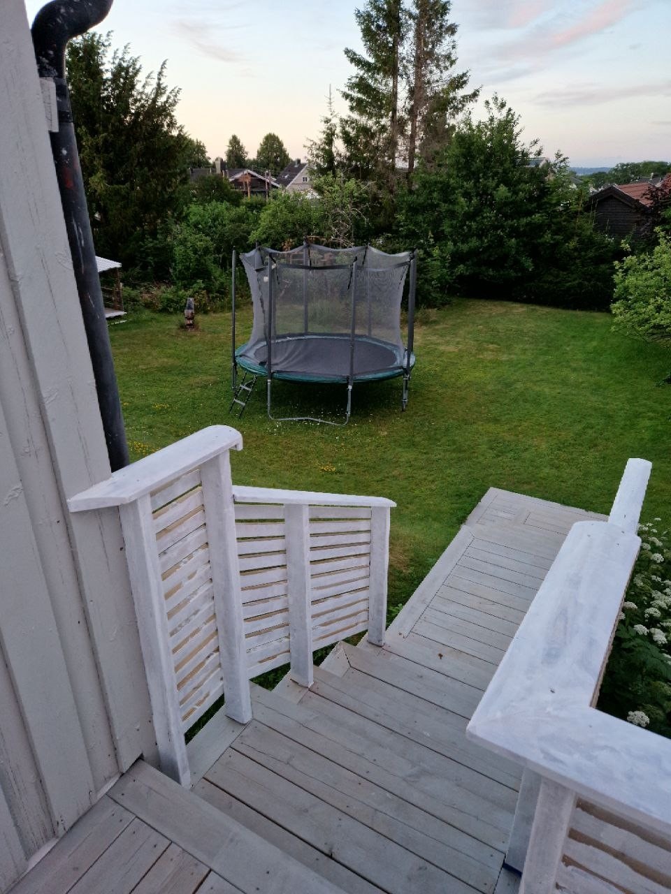 Trapp ned mot en romslig hage bak huset. Galleribilde