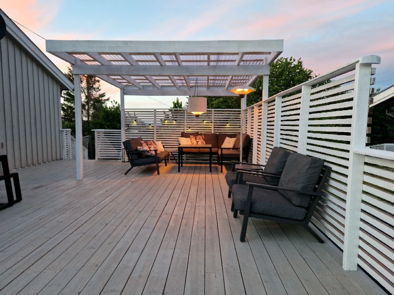 Trivelig uteplass med takoverbygg mot sydvest. Opplegg for terrassevarmere. Galleribilde