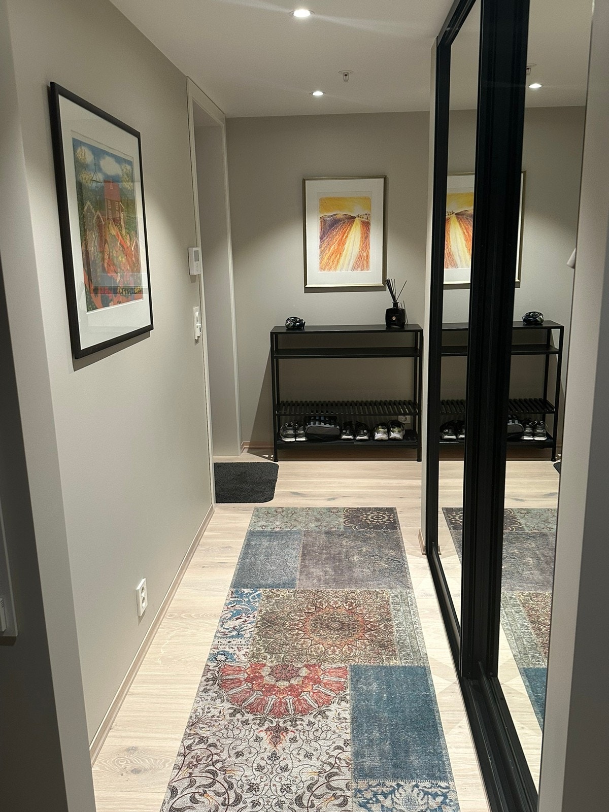 Gang i entreen med stor garderobe Galleribilde