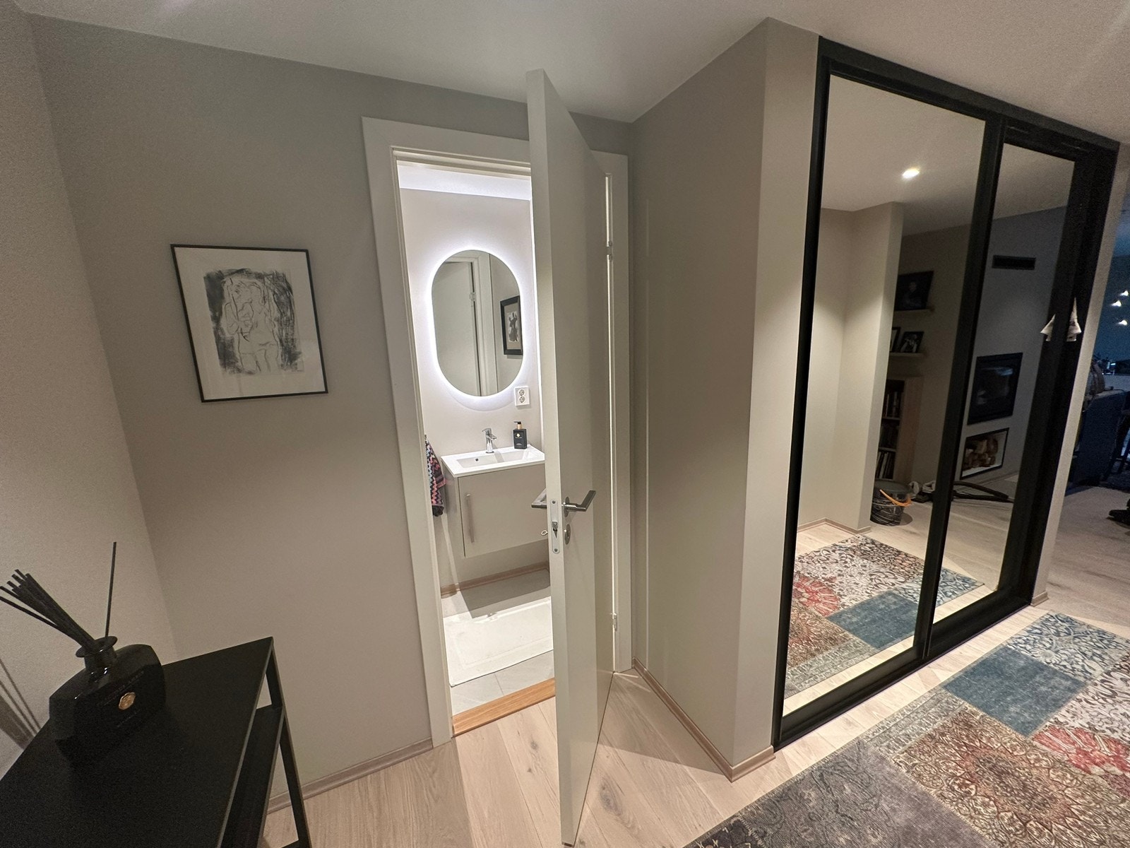 Gang med garderobe og inngang til gjestedo. Galleribilde