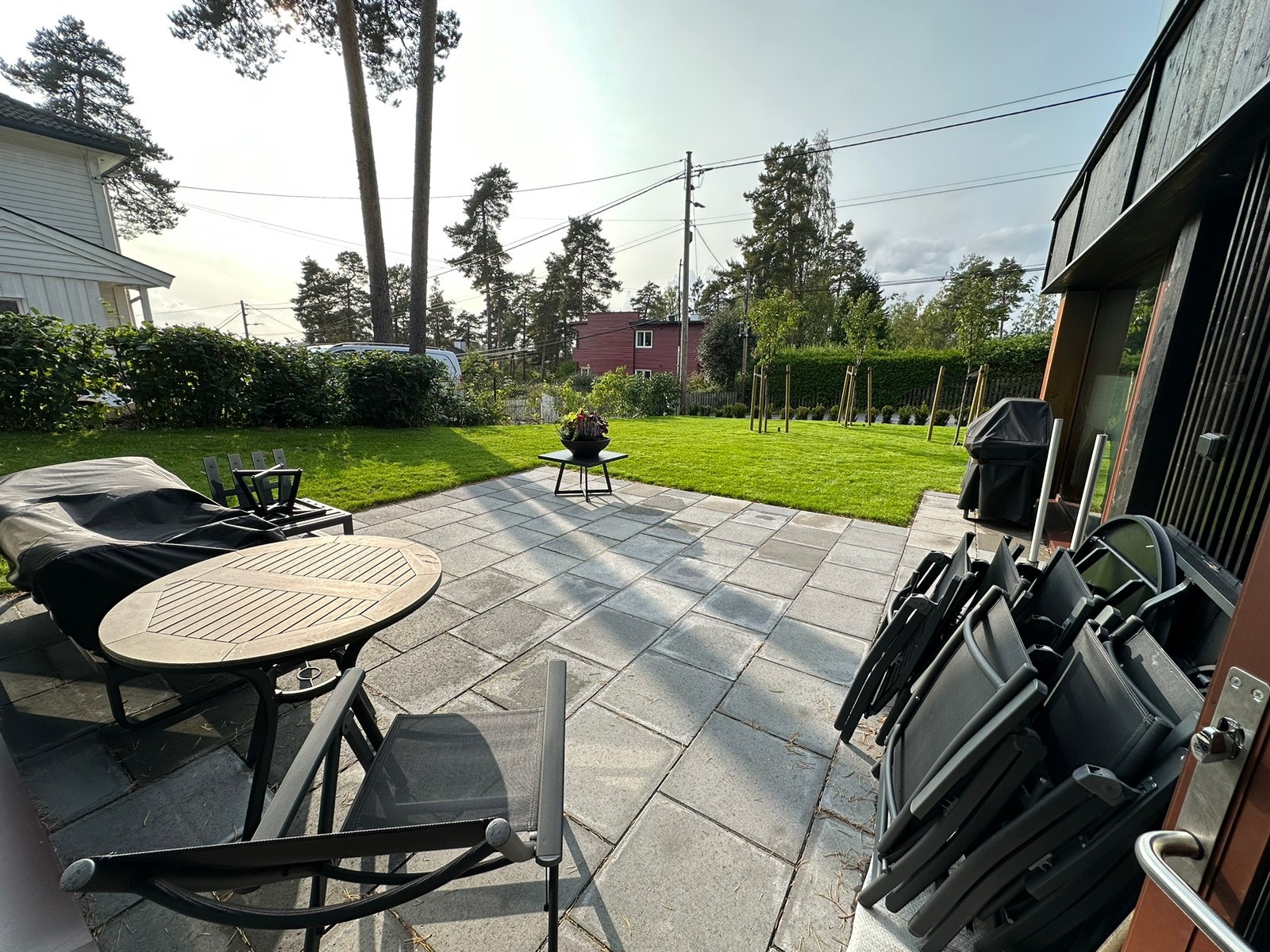 Stor uteplass med plen. Rolig og familievennlig Galleribilde