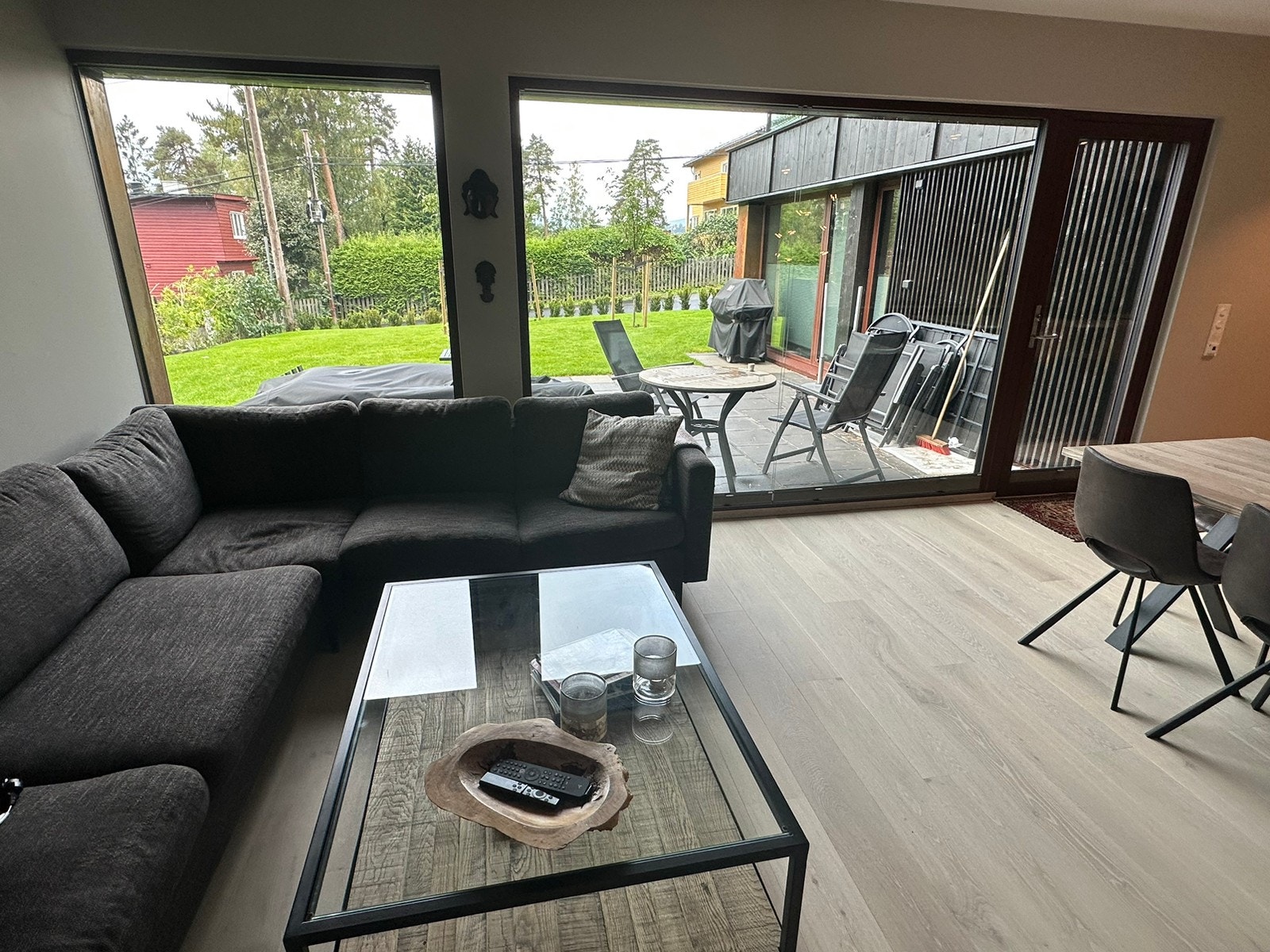 Stue med store vinduer og utgang terrasse Galleribilde