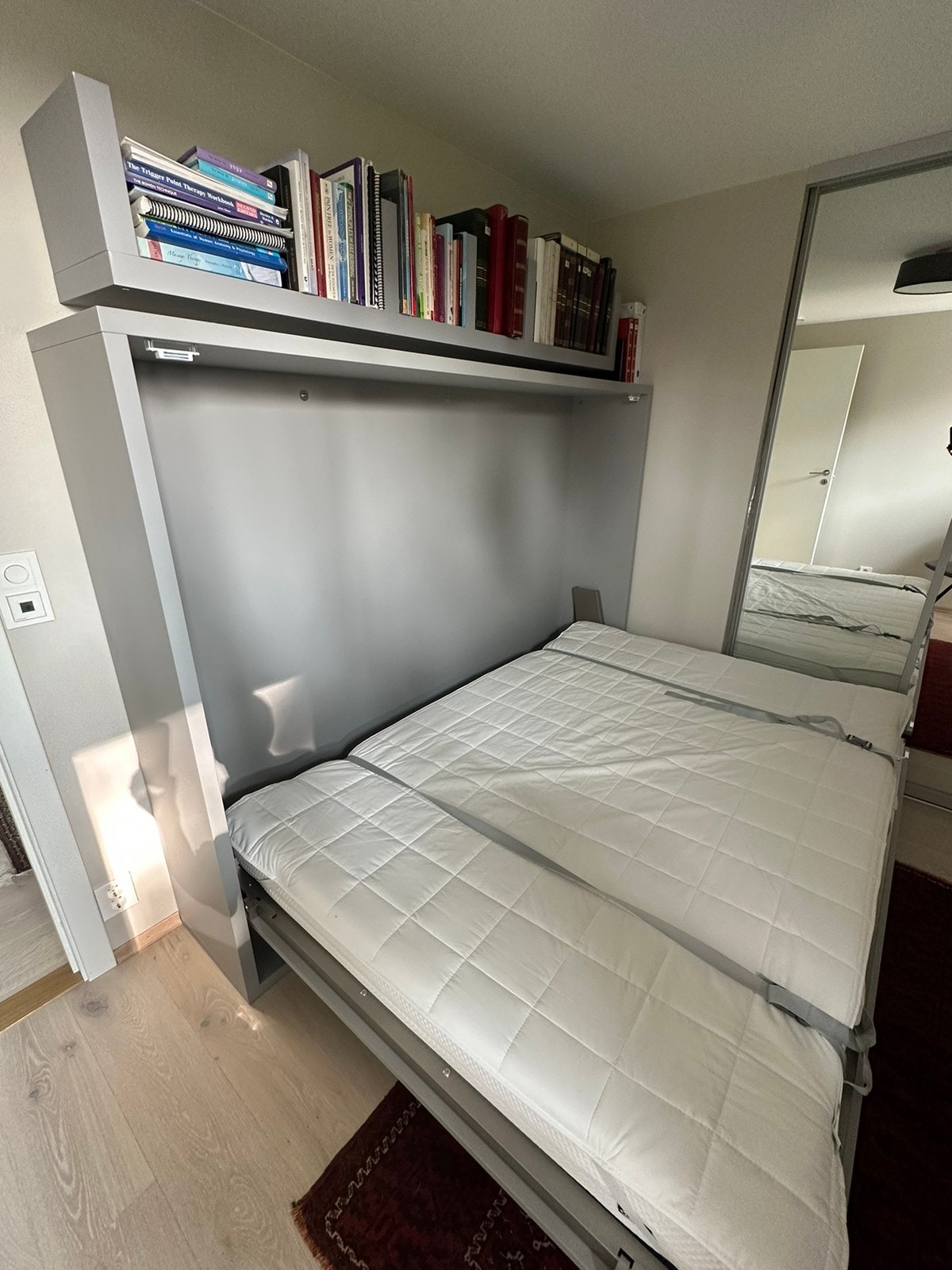 Gjesterom har nedfellbar boksseng Galleribilde