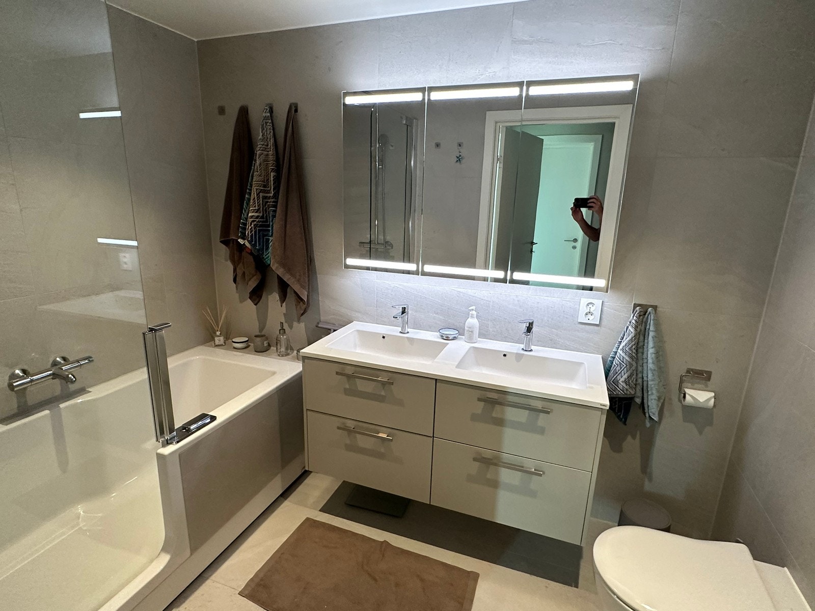 Hovedbad med dusj/badekar Galleribilde