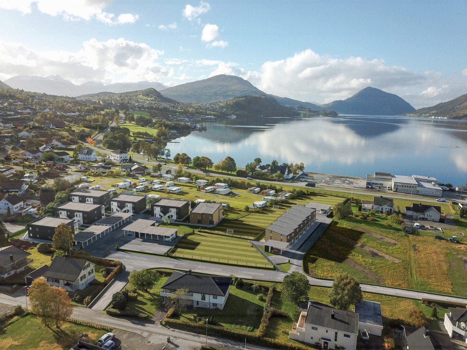 Oversiktsbilde, då ser du bustadane i rekke till til høgre for midten på bilde, med fasade mot SØR Galleribilde