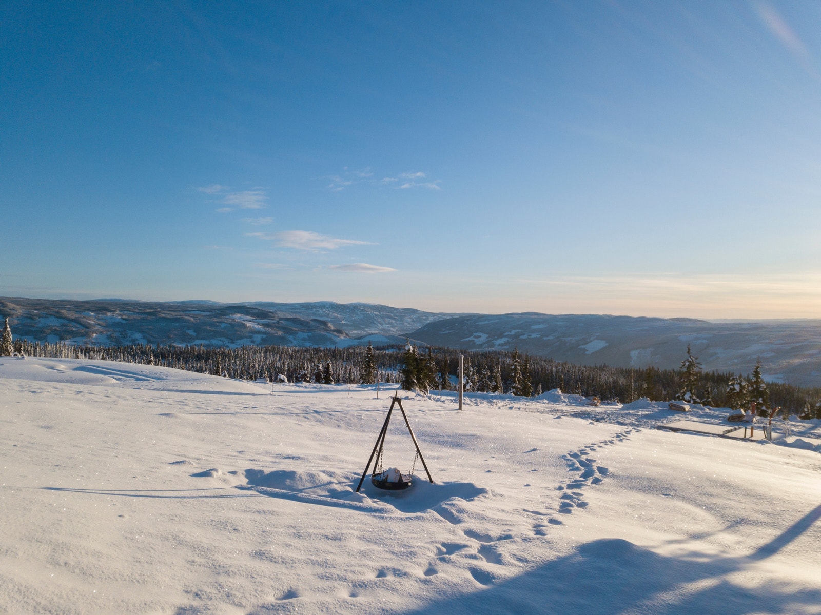 Fra stuevinduet har du utsikt til Hafjell bakkene. De ligger stemningsfult opplyst på ettermiddag/kveld. Galleribilde