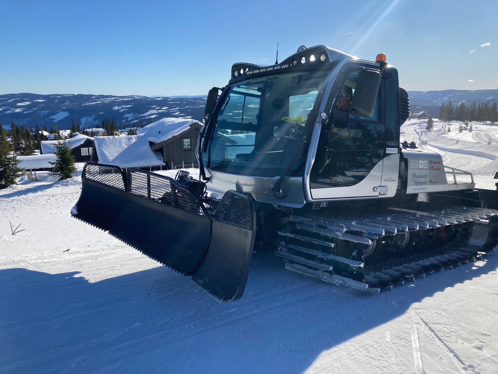 Egen stor løypemaskin for klassisk spor og skøytetrasé. Galleribilde