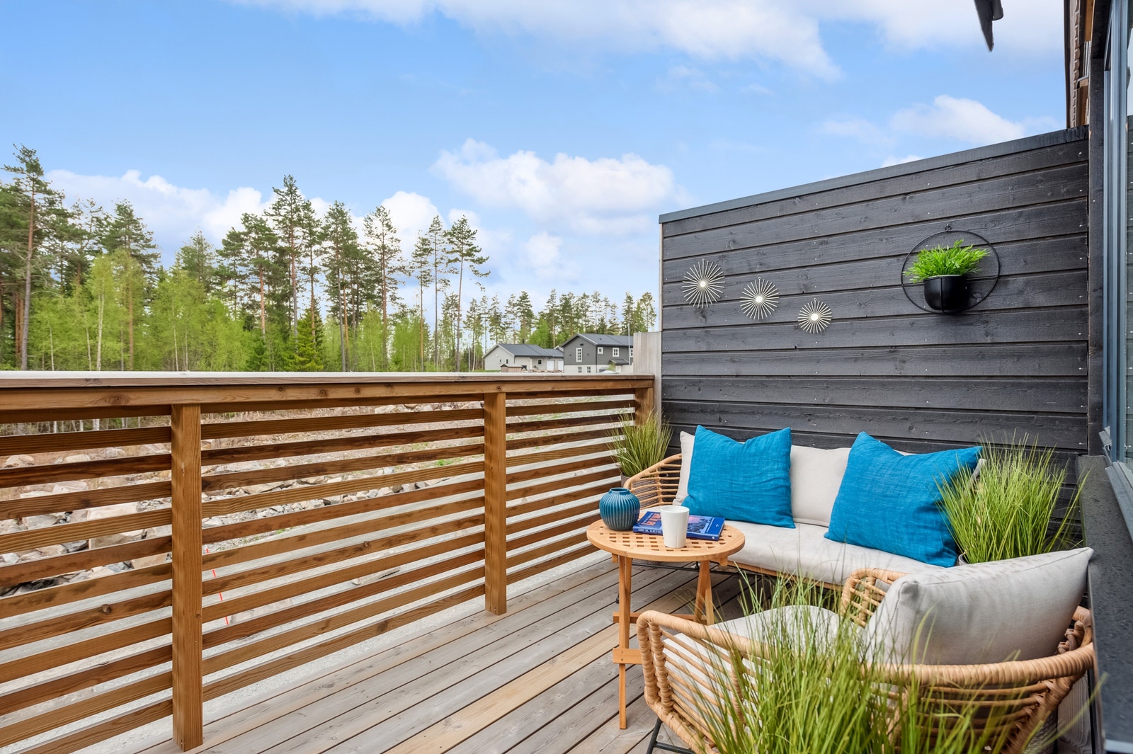 Koselig balkong med utsikt til skogen Galleribilde