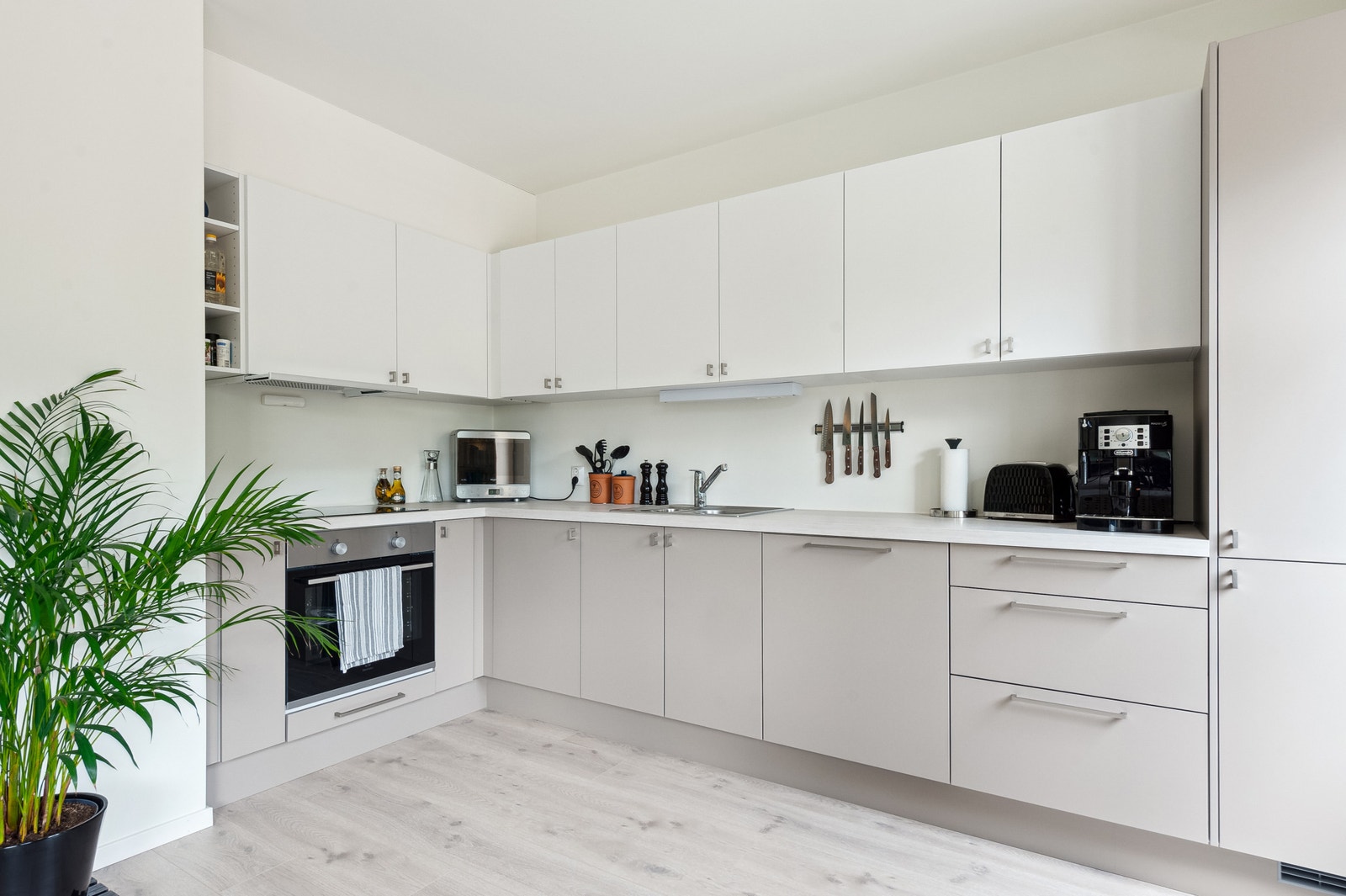 Moderne kjøkken med integrerte hvitevarer Galleribilde