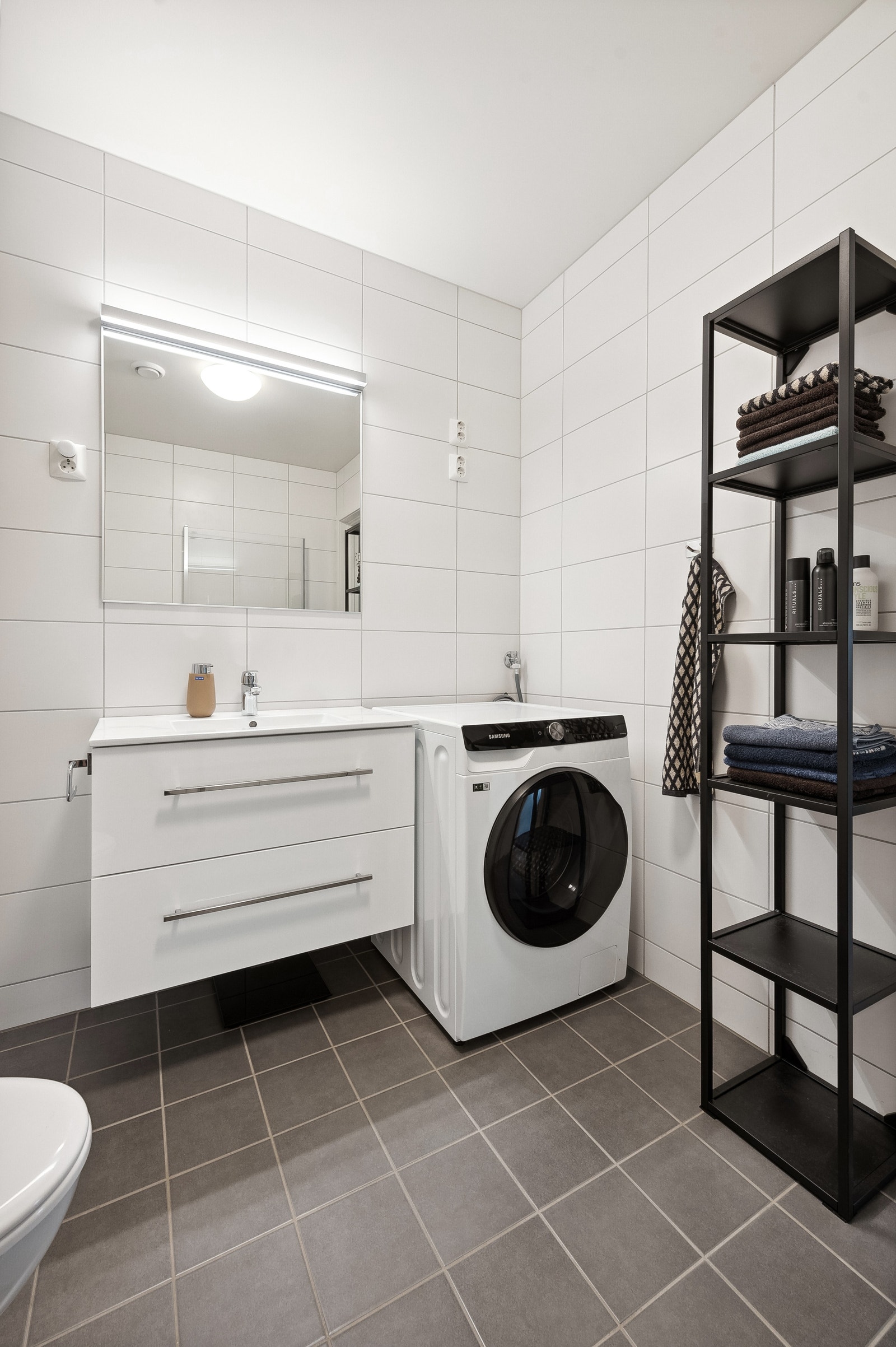 Flislagt og pent bad med elektrisk gulvvarme Galleribilde