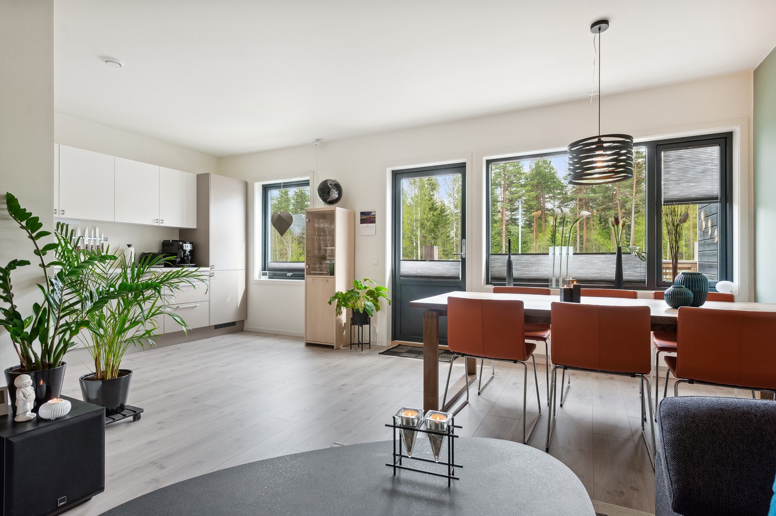 Stue med åpen kjøkkenløsning Galleribilde