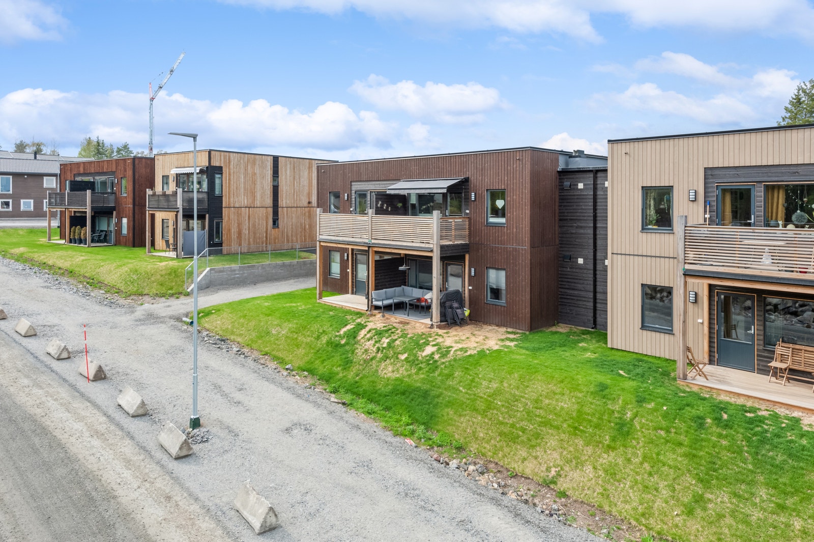 Leiligheten er i andre etasje med uttrukket markise Galleribilde