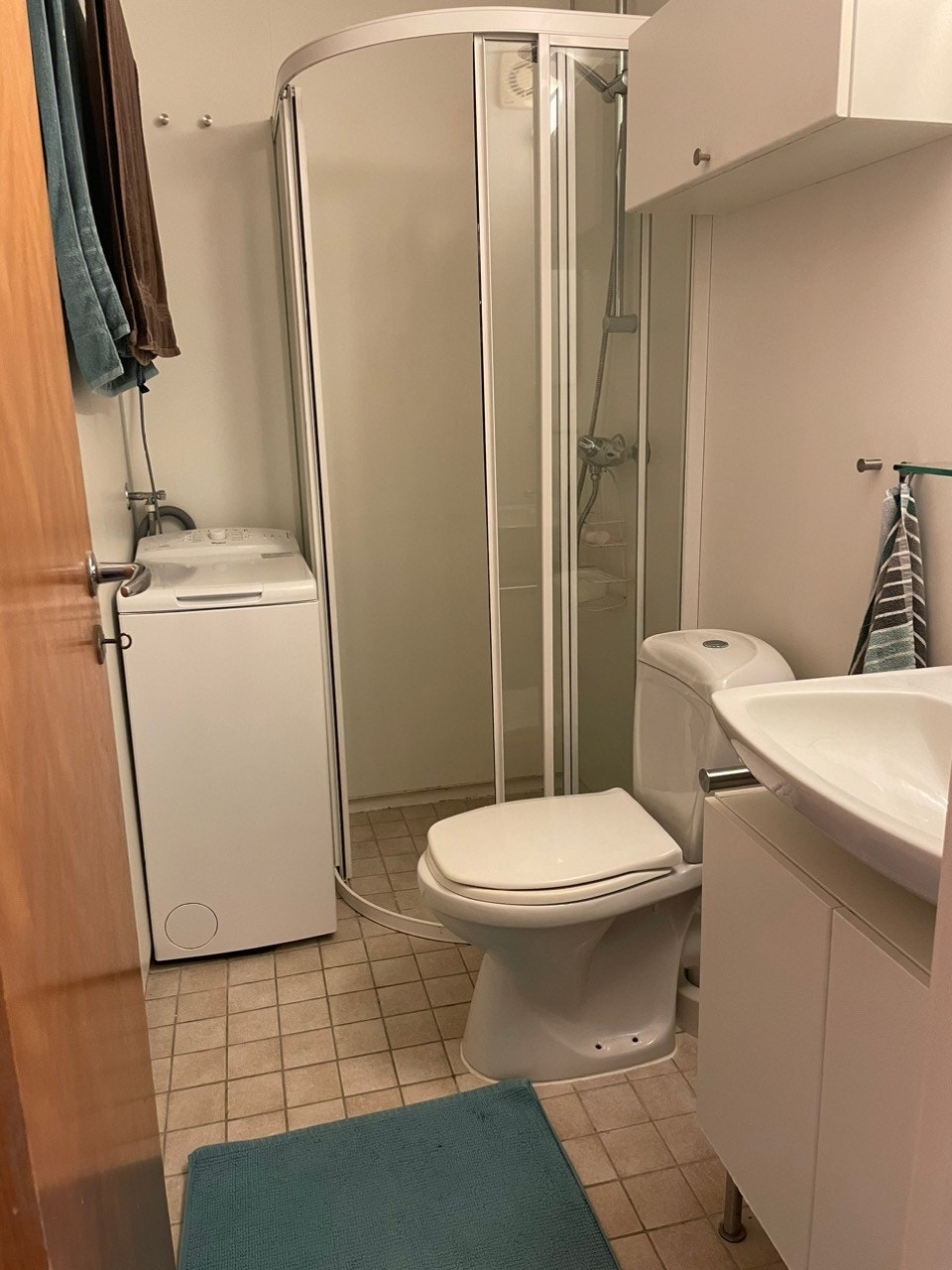 bad, dusjhjørne + vaskemaskin Galleribilde