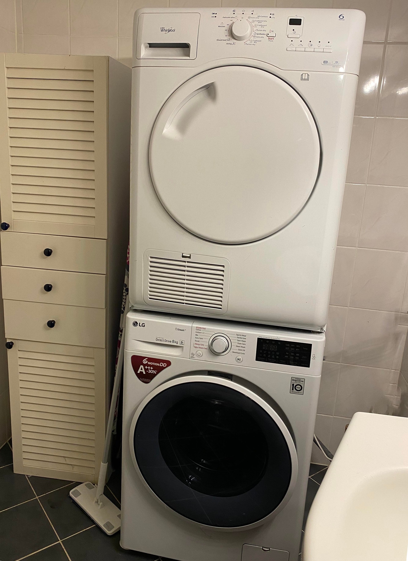 Vaskemaskin/tørketrommel på badet Galleribilde