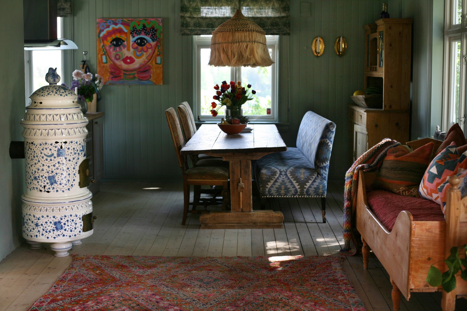 Spisestua er åpen i kombinasjon med stua. Galleribilde