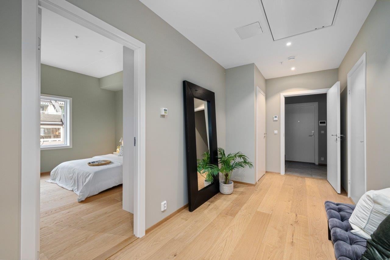 Romslig entre/gang og eget vindfang Galleribilde