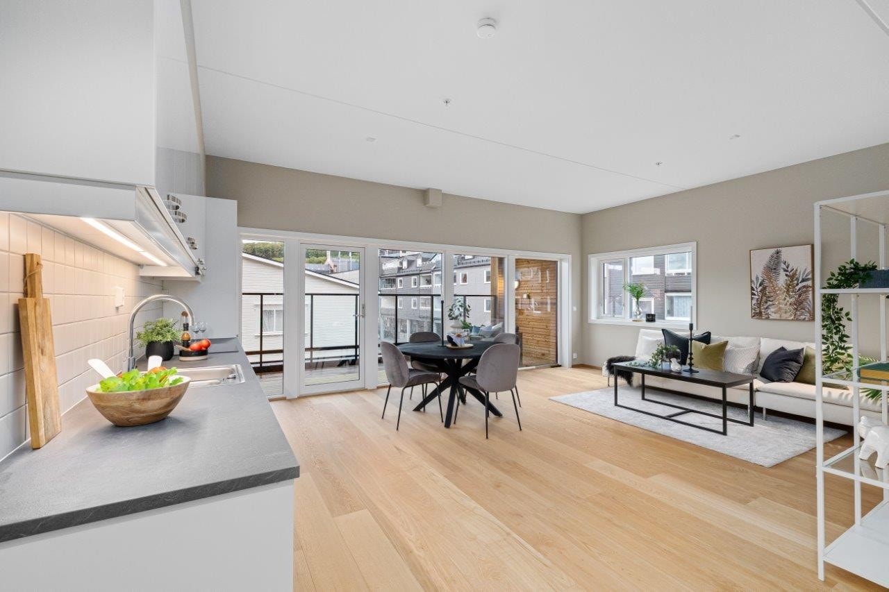 Kjøkken og stue har en åpen løsning som gir en god luftig romfølelse Galleribilde