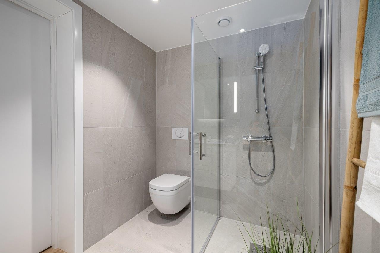 Nydelig flisvalg og downlights i himling Galleribilde