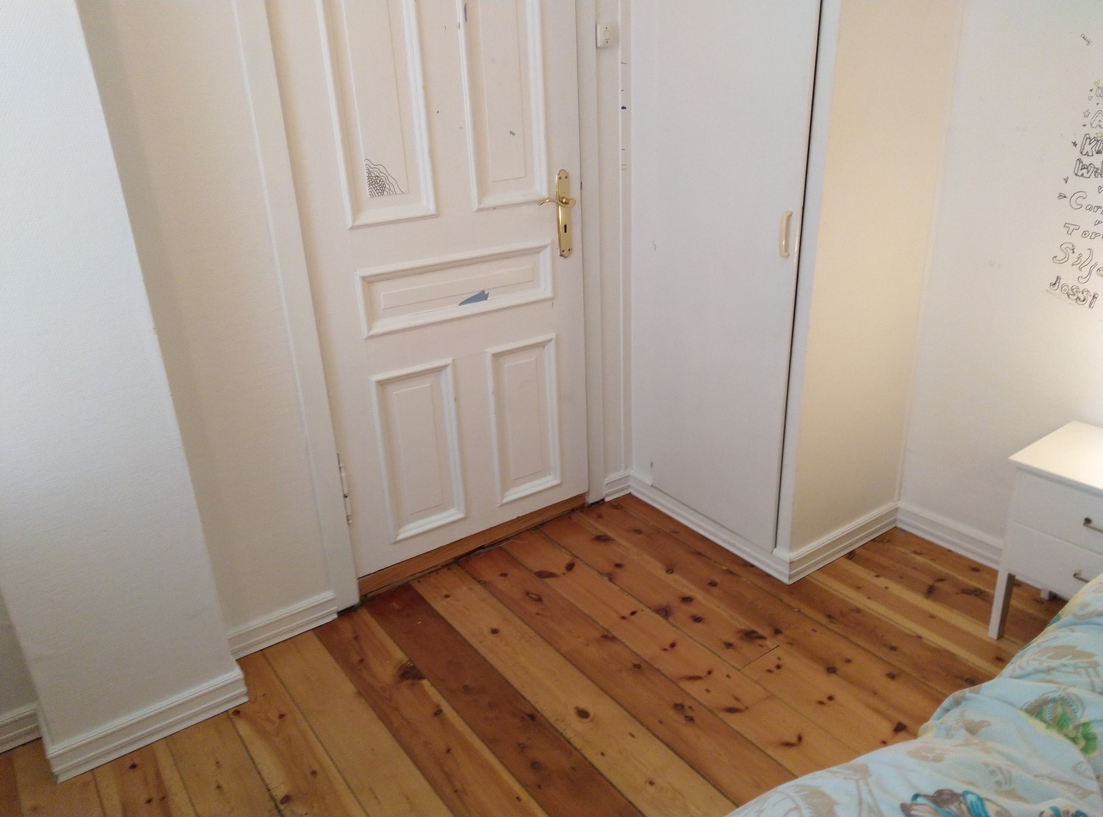 Soverom i fyrste etasje (totalt 7 soverom) – dør og veggskap Galleribilde