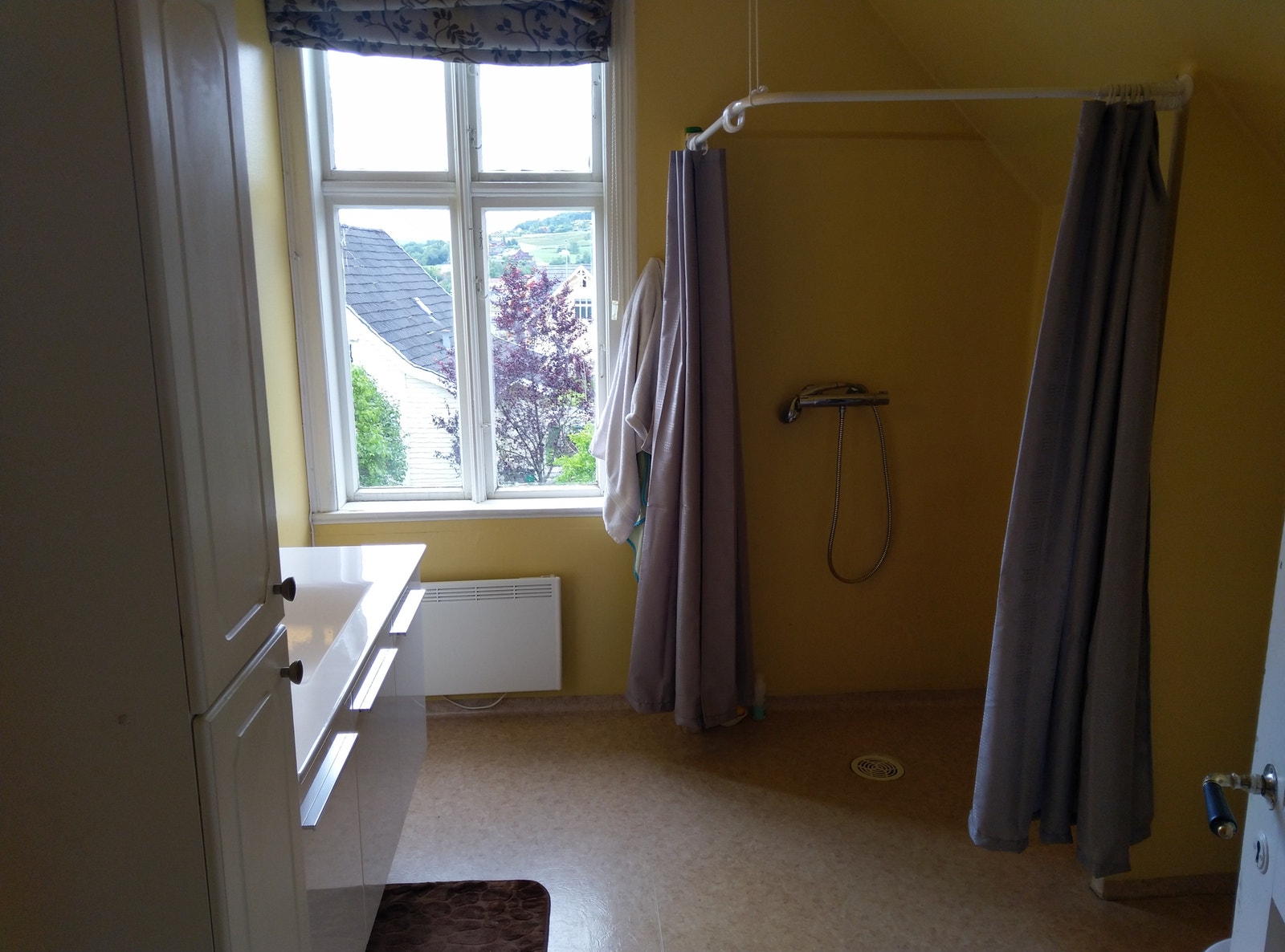 Bad i andre etasje med utsikt over fjorden vestover Galleribilde