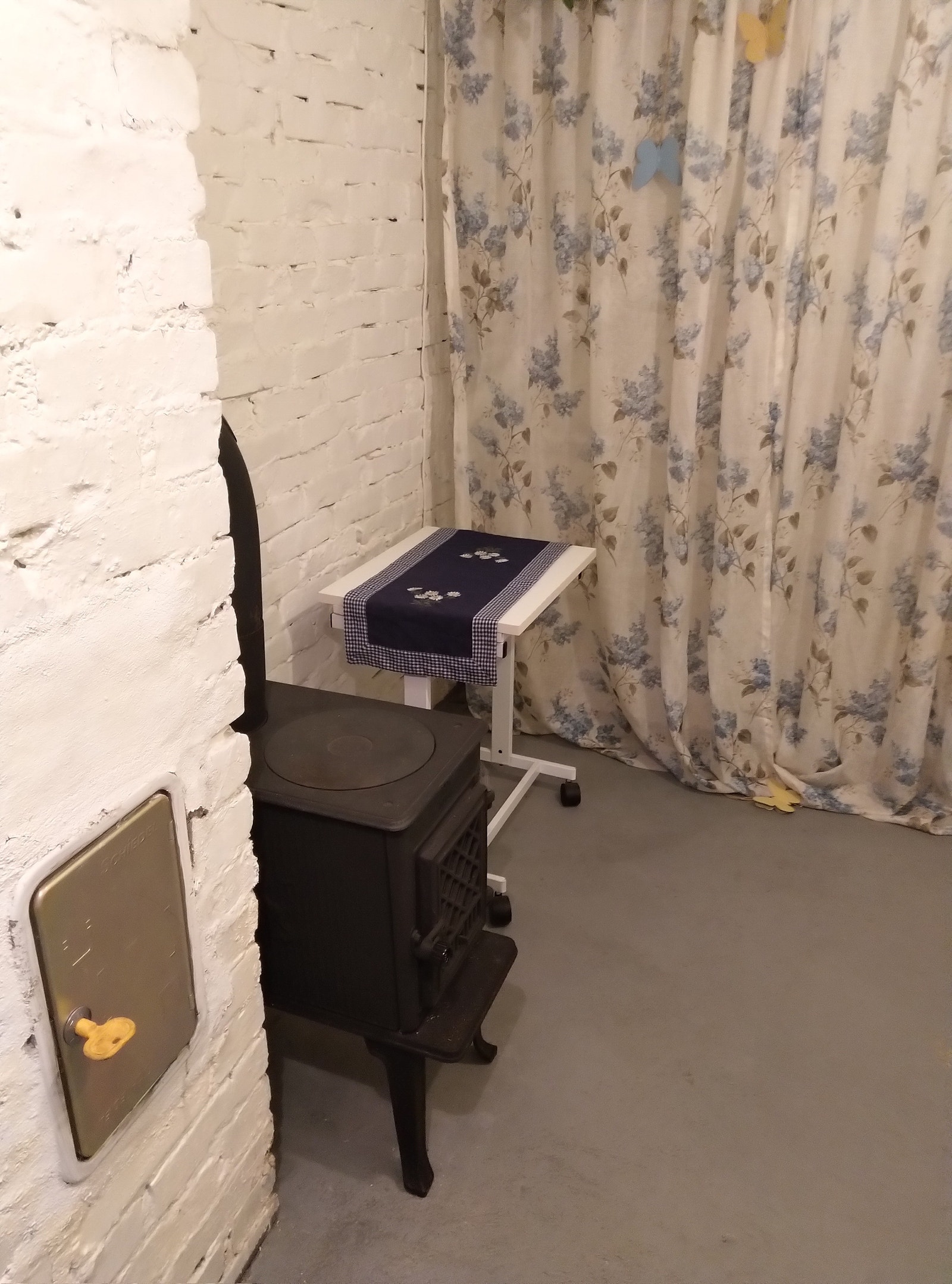 Soverom 1 i kjellar – vedovn Galleribilde