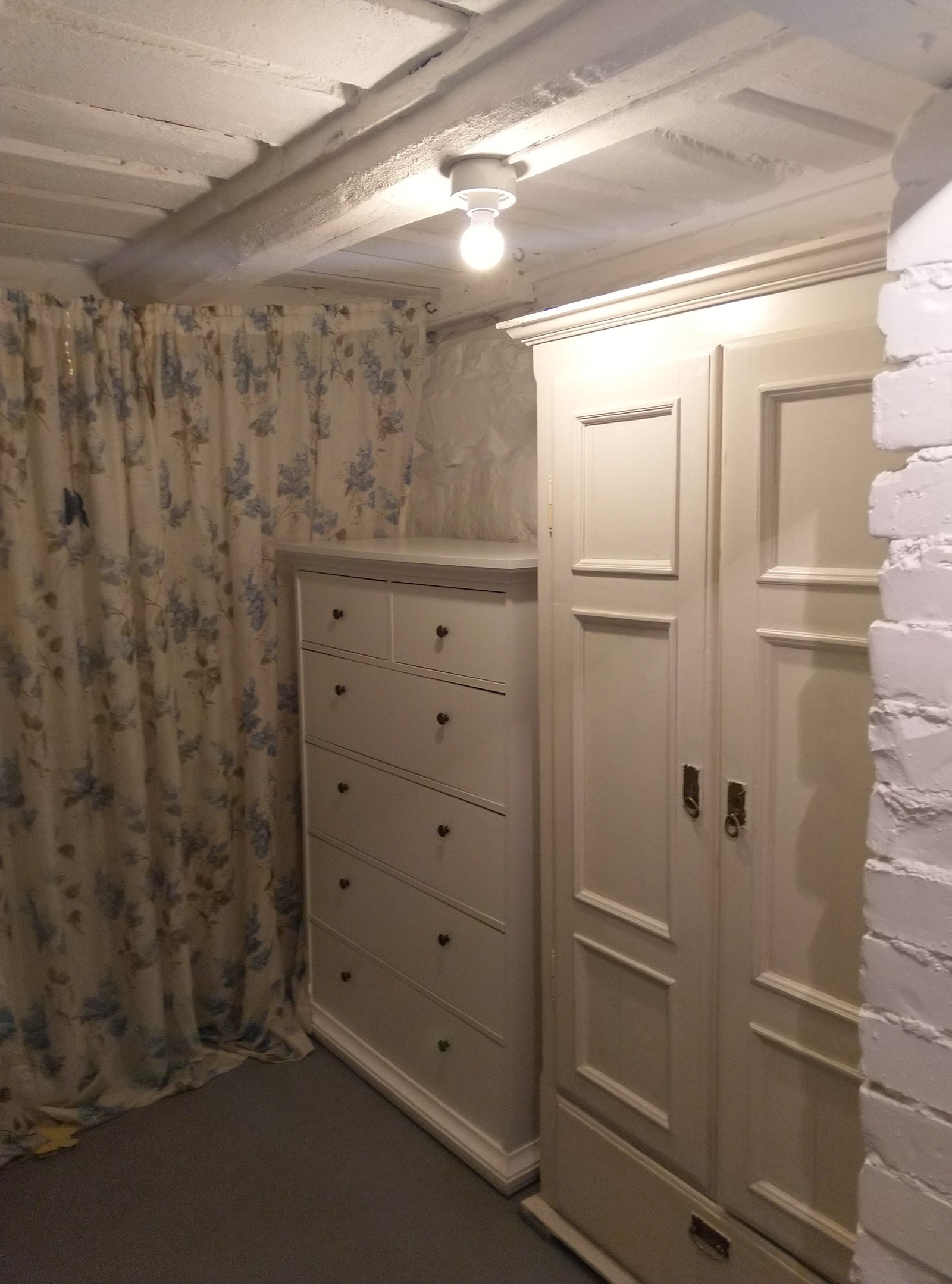 Soverom 1 i kjellar – kommode og veggskap Galleribilde