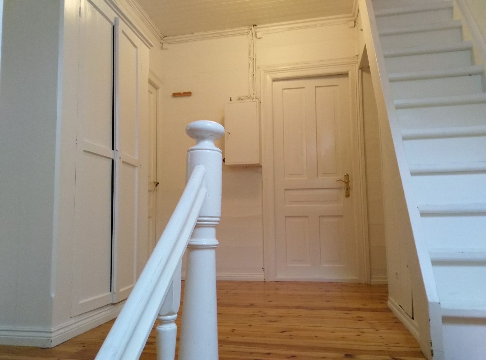 Trappeavsats i andre etasje – stort veggskap til sengetøy; trapp opp til loftet (der det er god høgde under taket, masse lagringsplass, eit eige lite avstengt rom med dør og vindauge) Galleribilde