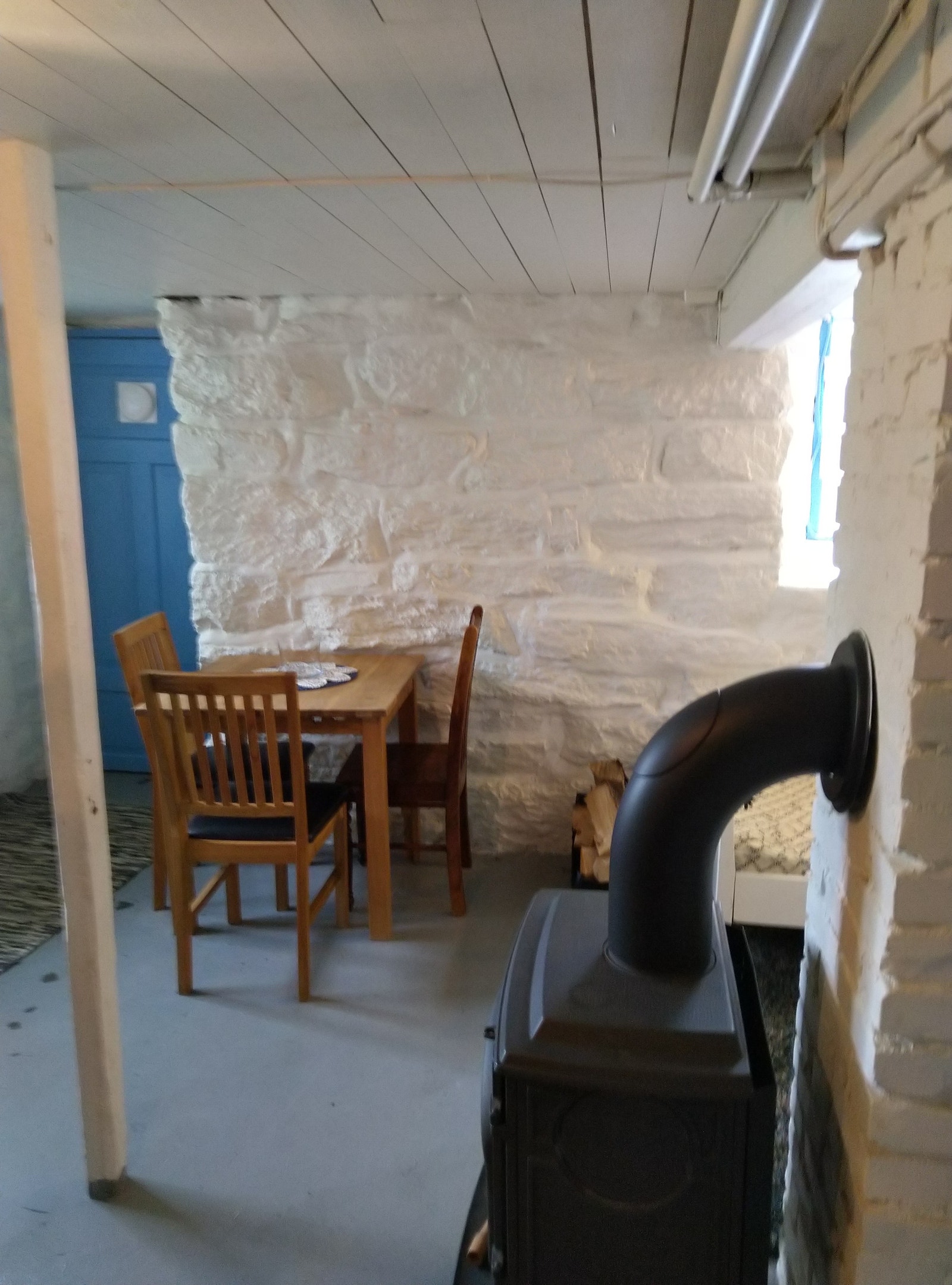 Peisen i kjellaren, liten spiseplass ved utgangsdøra Galleribilde