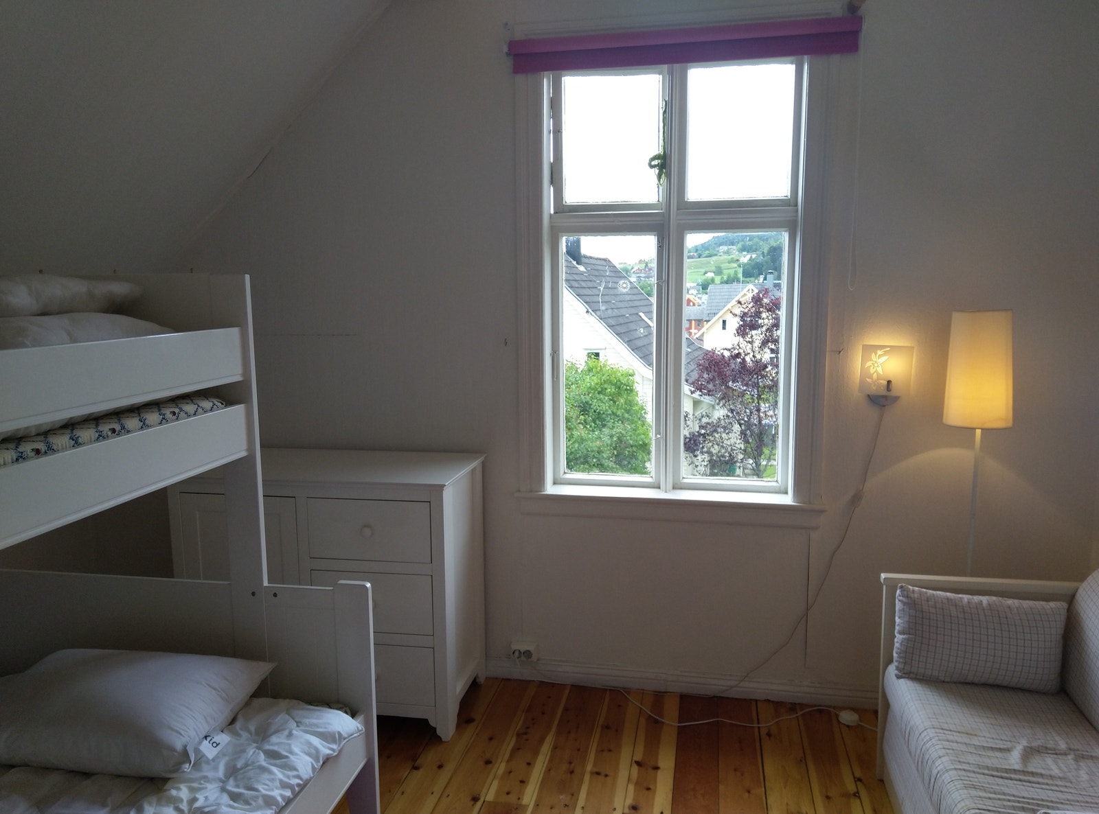 Soverom 2 i andre etasje, vindauge med utsikt over fjorden vestover Galleribilde