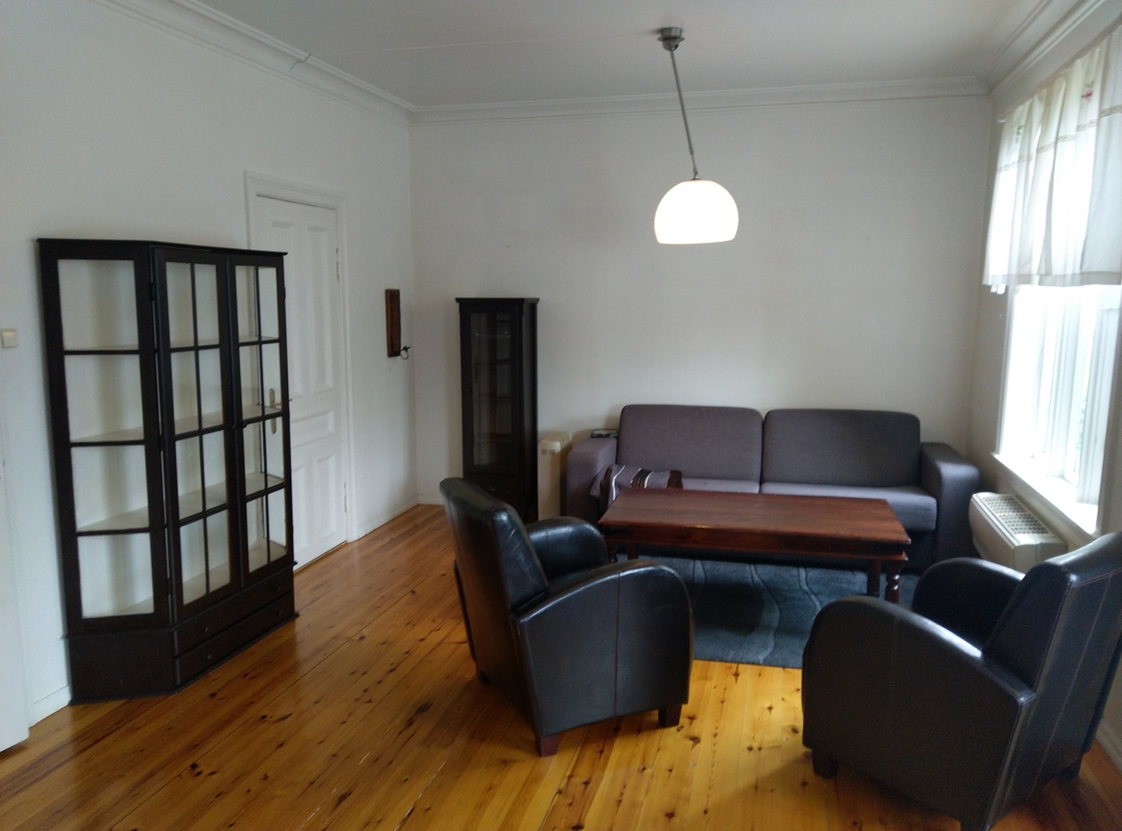 Stove – del 1; sofagruppe ved dør til kjøken Galleribilde