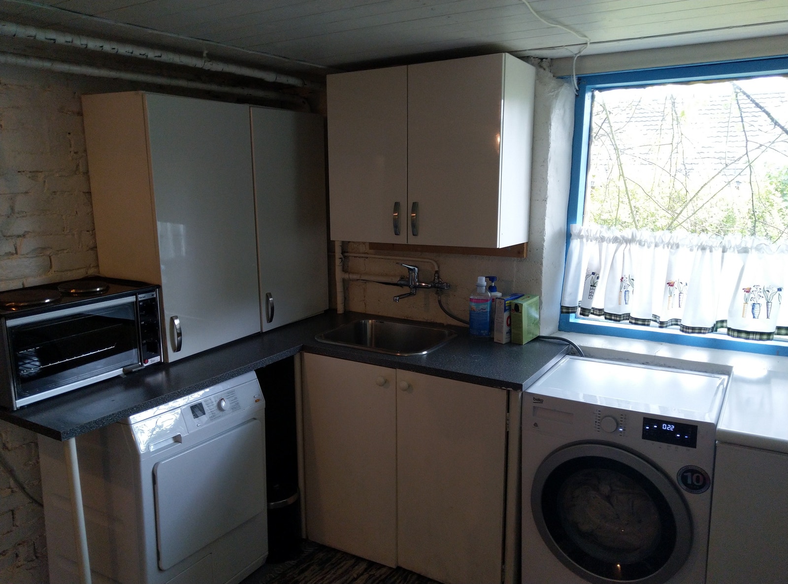 Kjøkenkrok i kjellarleilighet Galleribilde