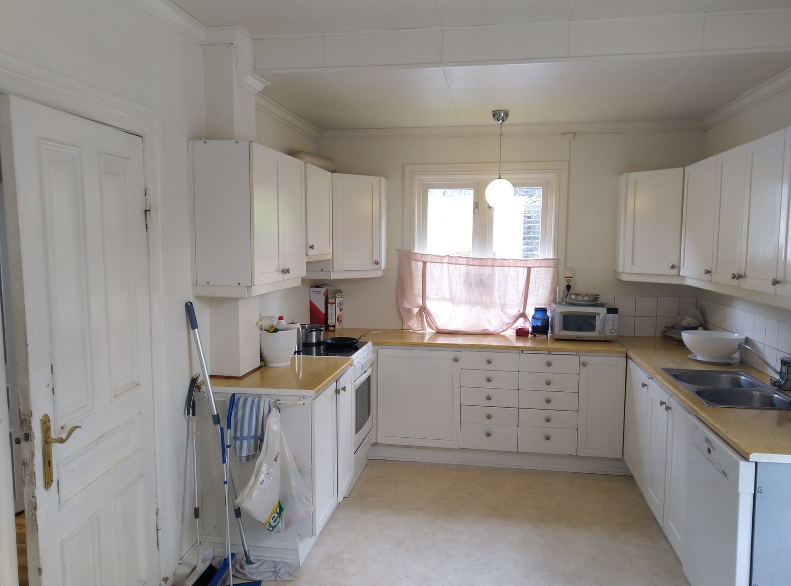 Kjøken i fyrste etasje, vindauge ut mot Øvrevegen Galleribilde