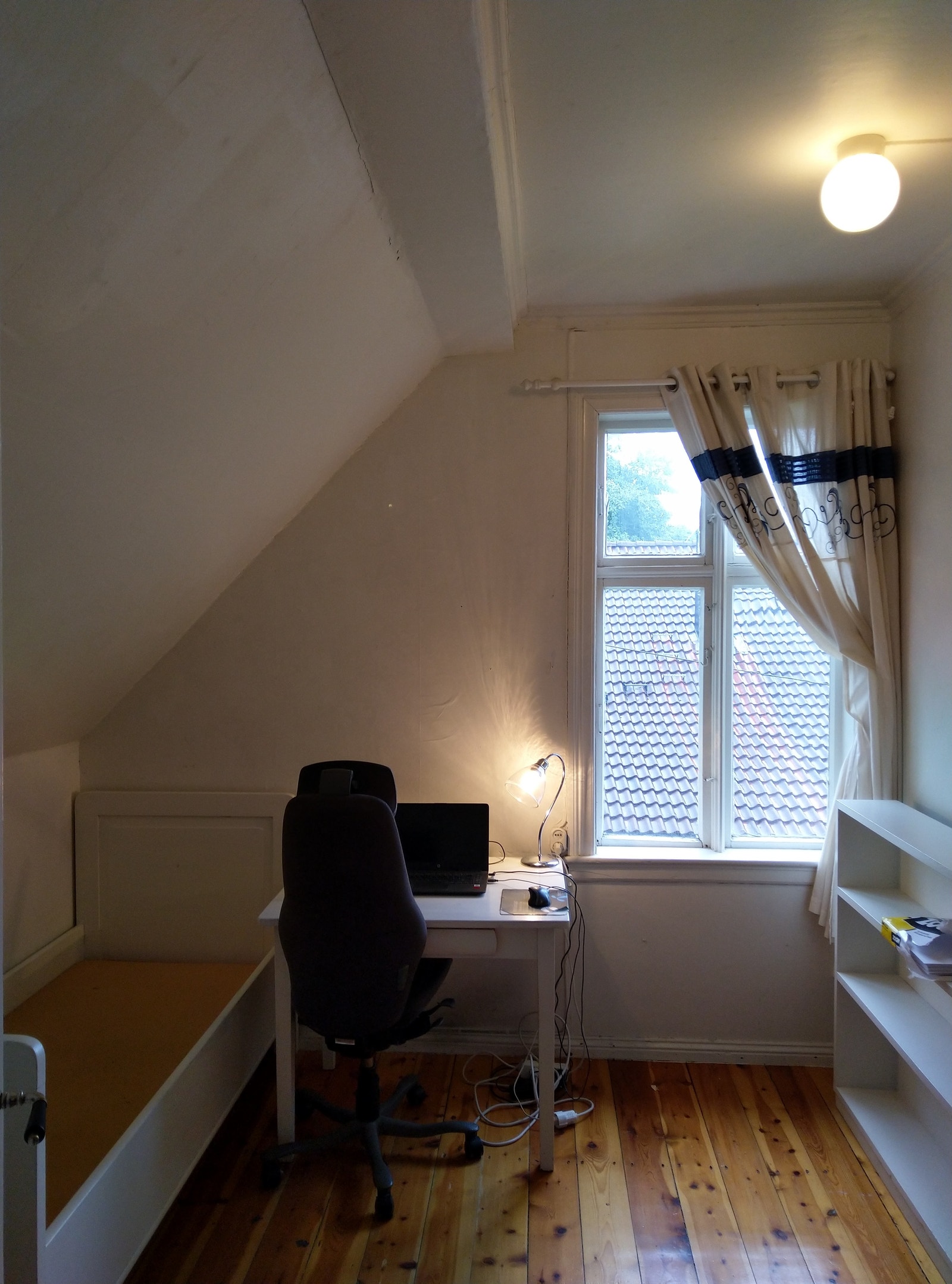 Soverom 4 i andre etasje; har vedovn med godkjent brannmur Galleribilde