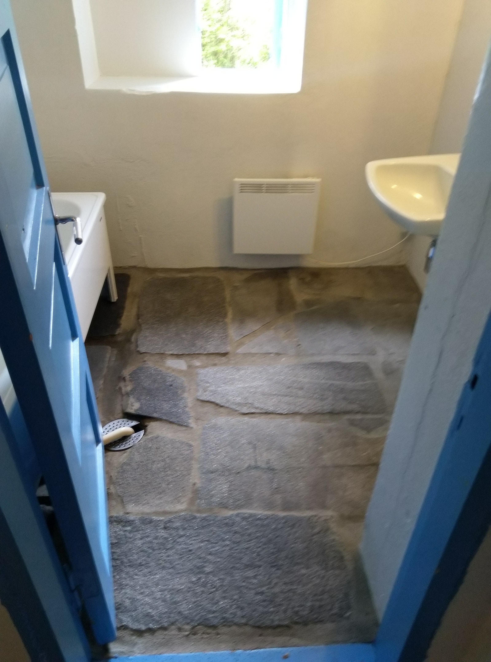 Badet i kjellaren; store skiferheller på golvet Galleribilde