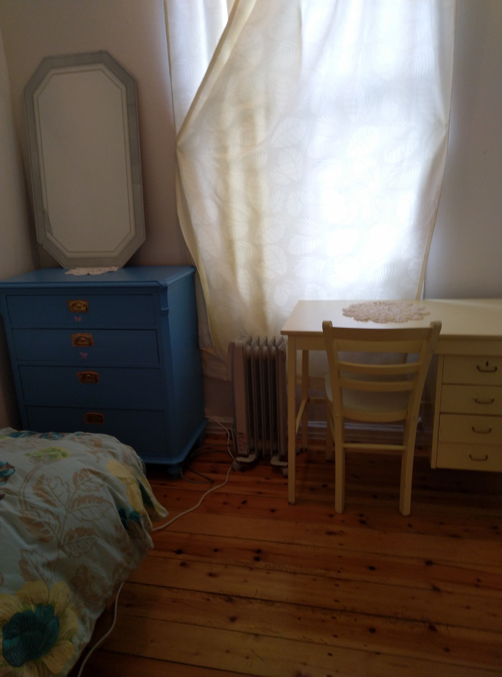 Soverommet i fyrste etasje – kommode og skrivebord, vindauge ut mot Øvrevegen Galleribilde