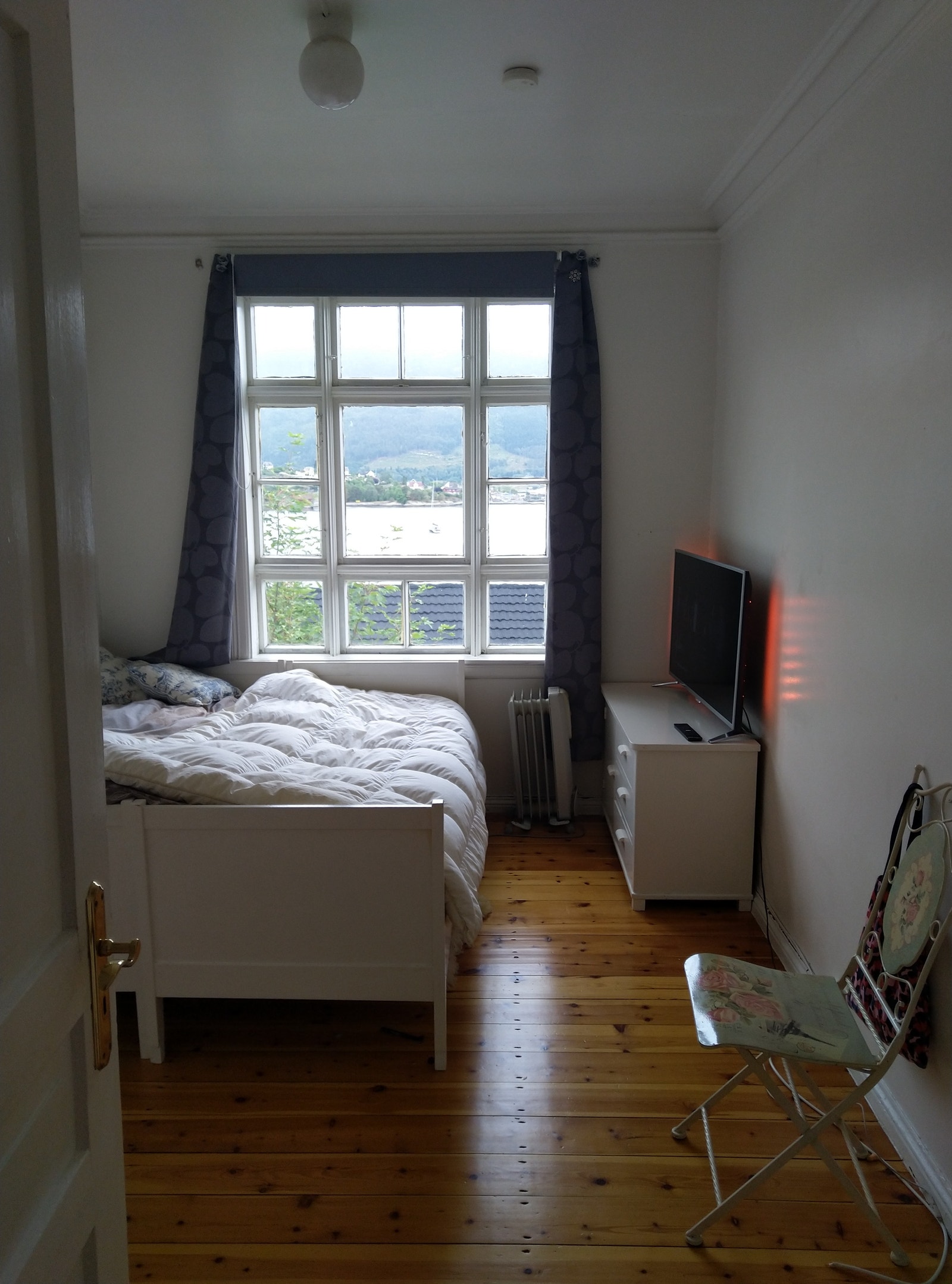 Soverom 1 i andre etasje – stort soverom med utsikt over fjorden Galleribilde