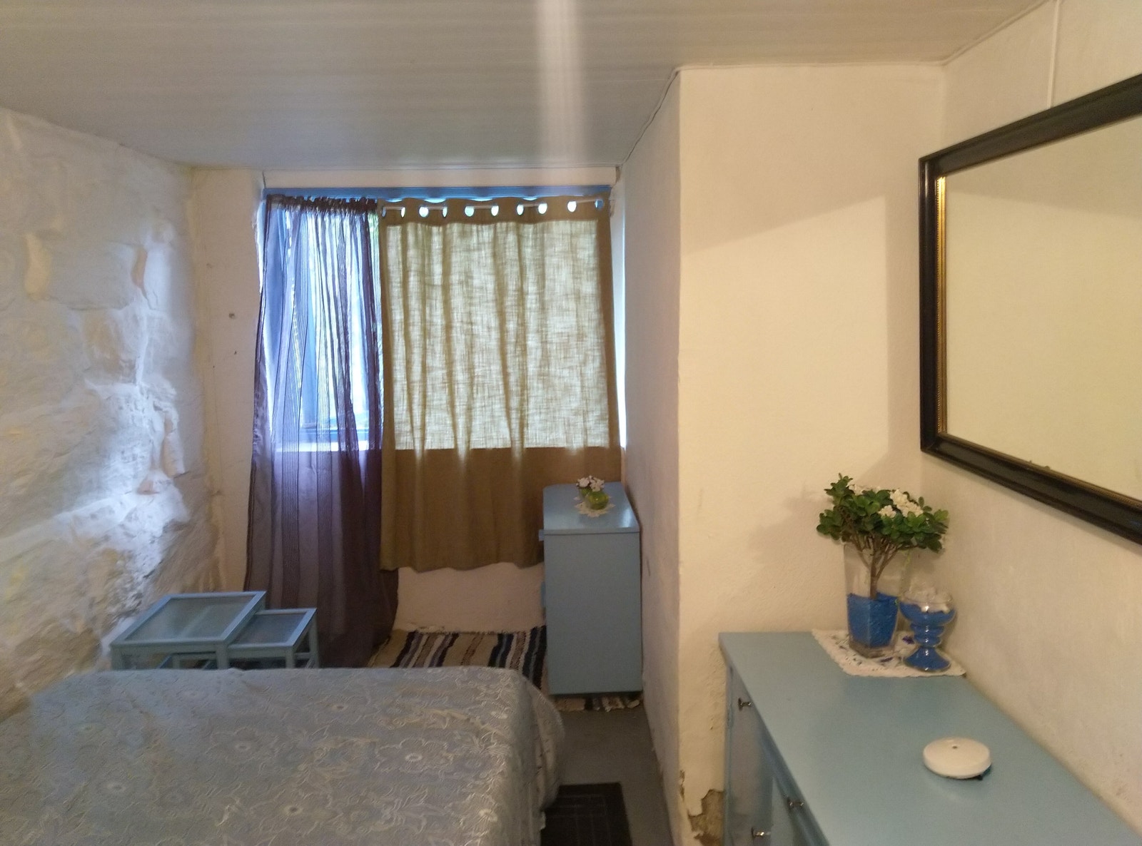 Soverom 1 i kjellar – sett mot vindauget ut til hagen Galleribilde