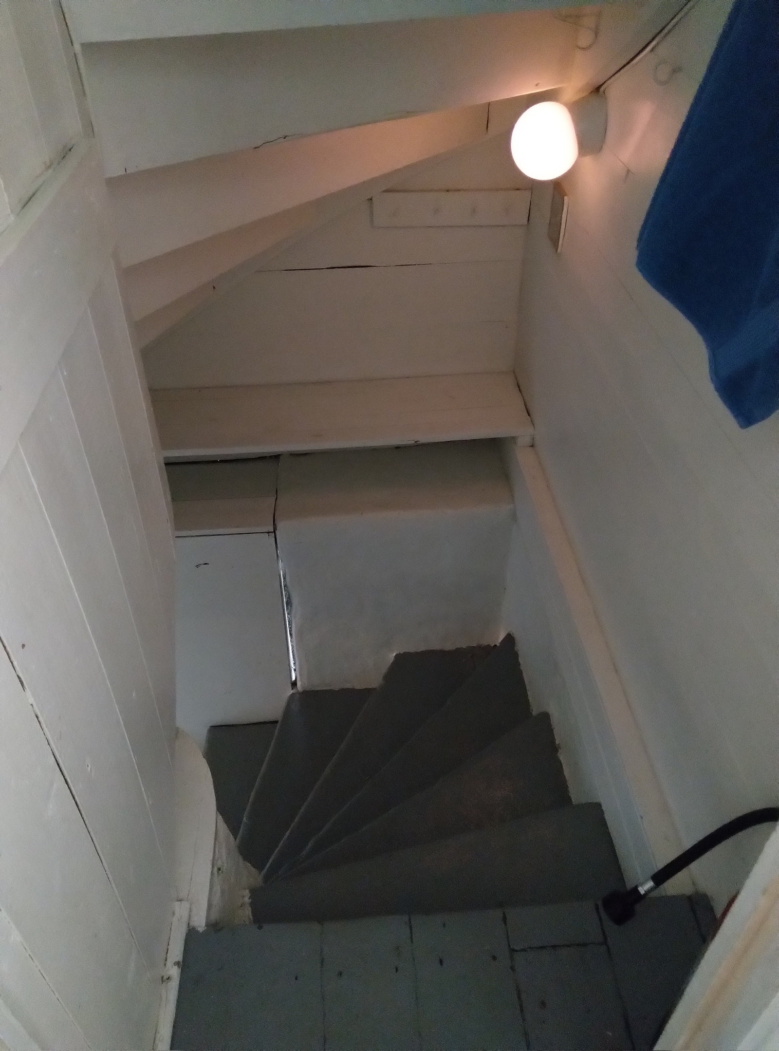 Trapp ned til kjellarleilighet (eigen inngang frå hagen) Galleribilde