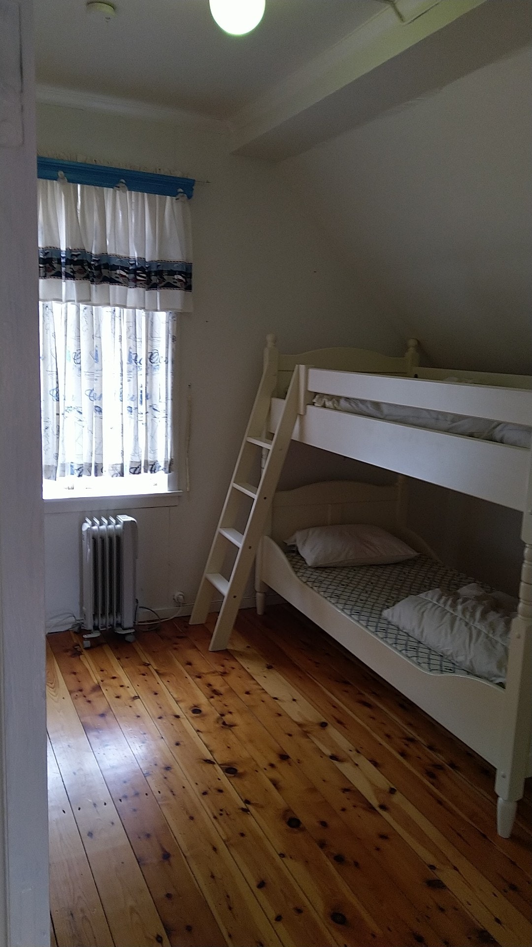 Soverom 3 i andre etasje, vindauge innover mot sentrum Galleribilde