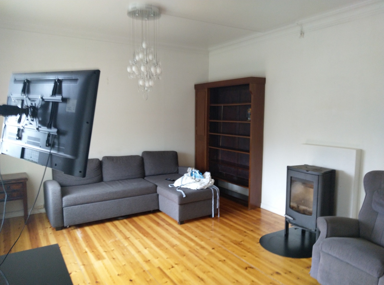 Stove – del 2; sofagruppe i den andre enden av stova, peis med godkjent brannmur Galleribilde