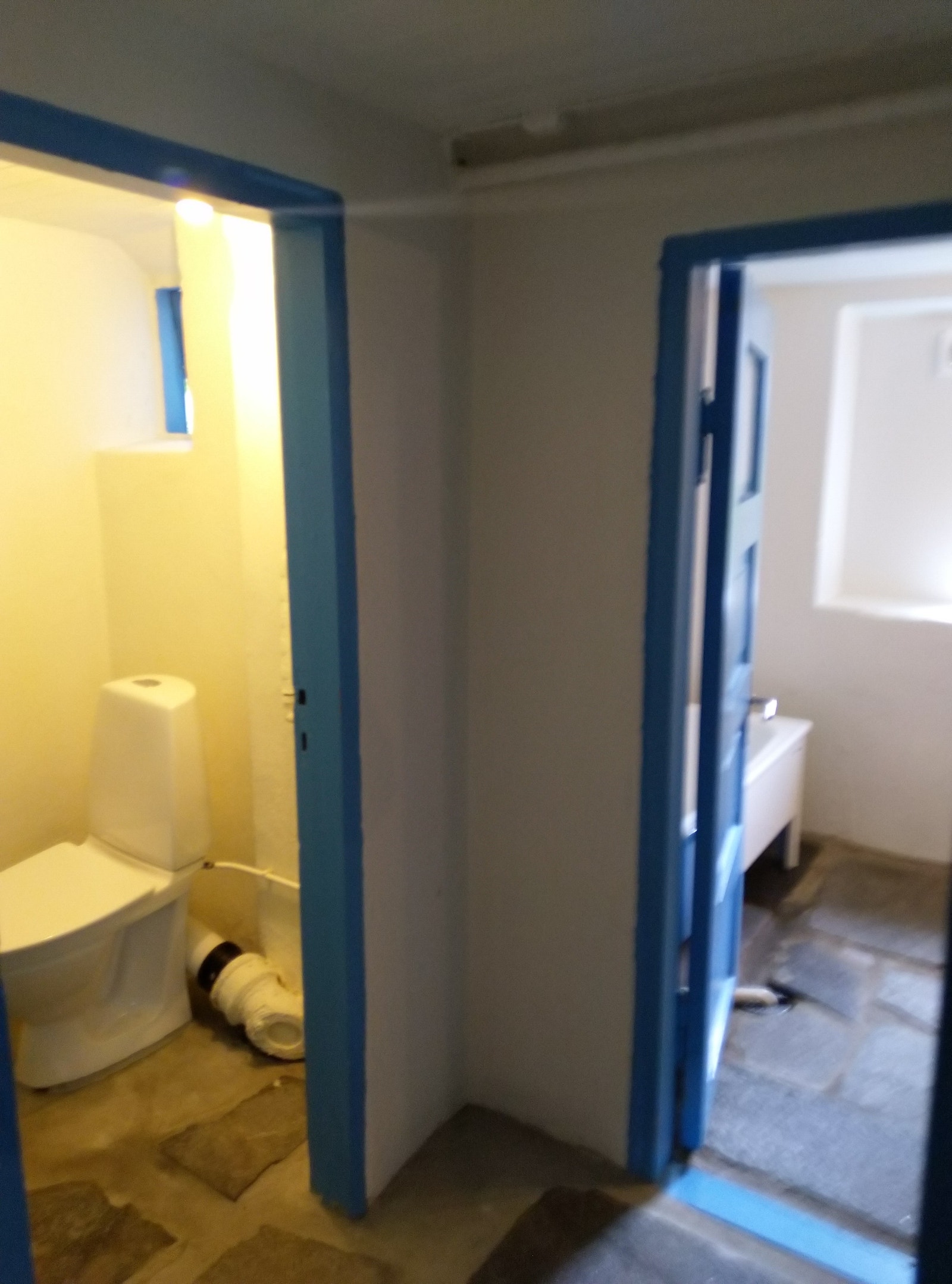 Separat toalett og bad med badekar i kjellar, med vindauge mot hagen Galleribilde