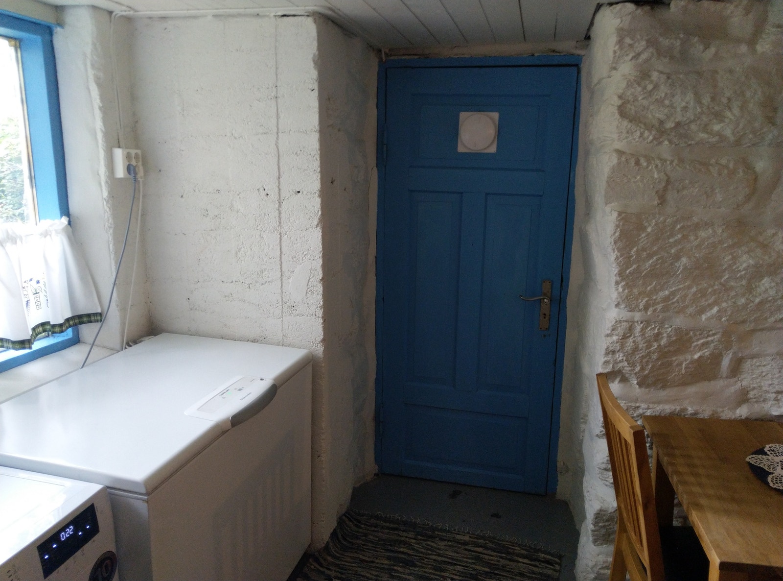 Eigen inngang til kjellarleilighet på vestsida av huset Galleribilde