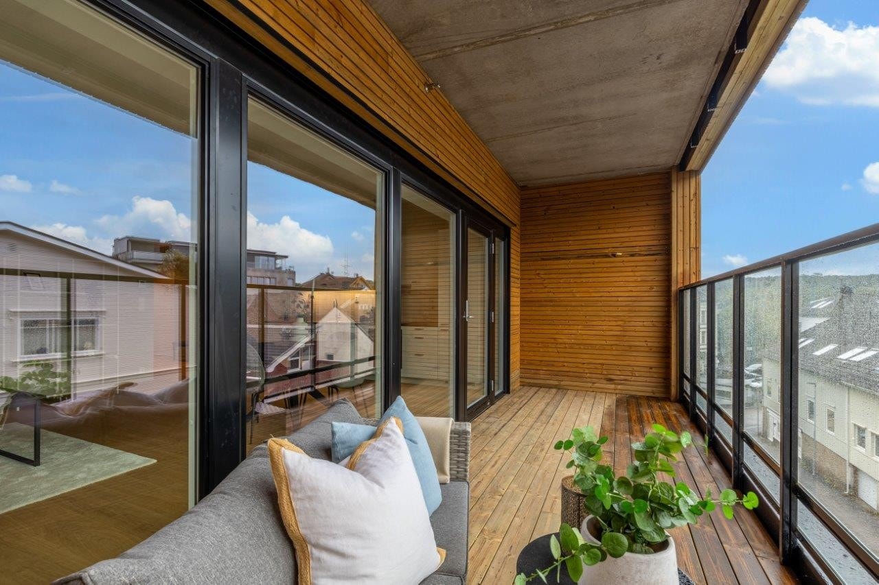 Romslig balkong på over 11 kvm som vender mot Romberggata Galleribilde