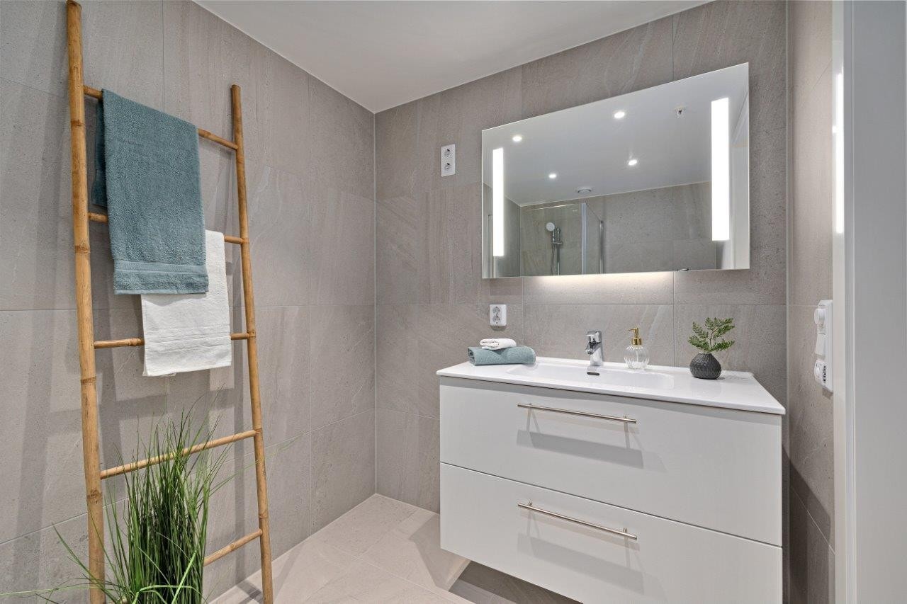 Lekkert flislagt baderom på ca 5,5 kvm Galleribilde