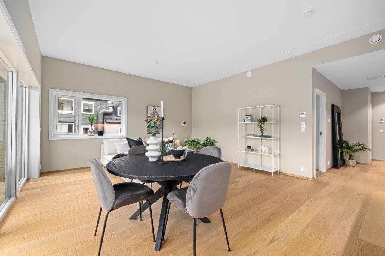 Plass til sofakrok og en liten spisestue Galleribilde