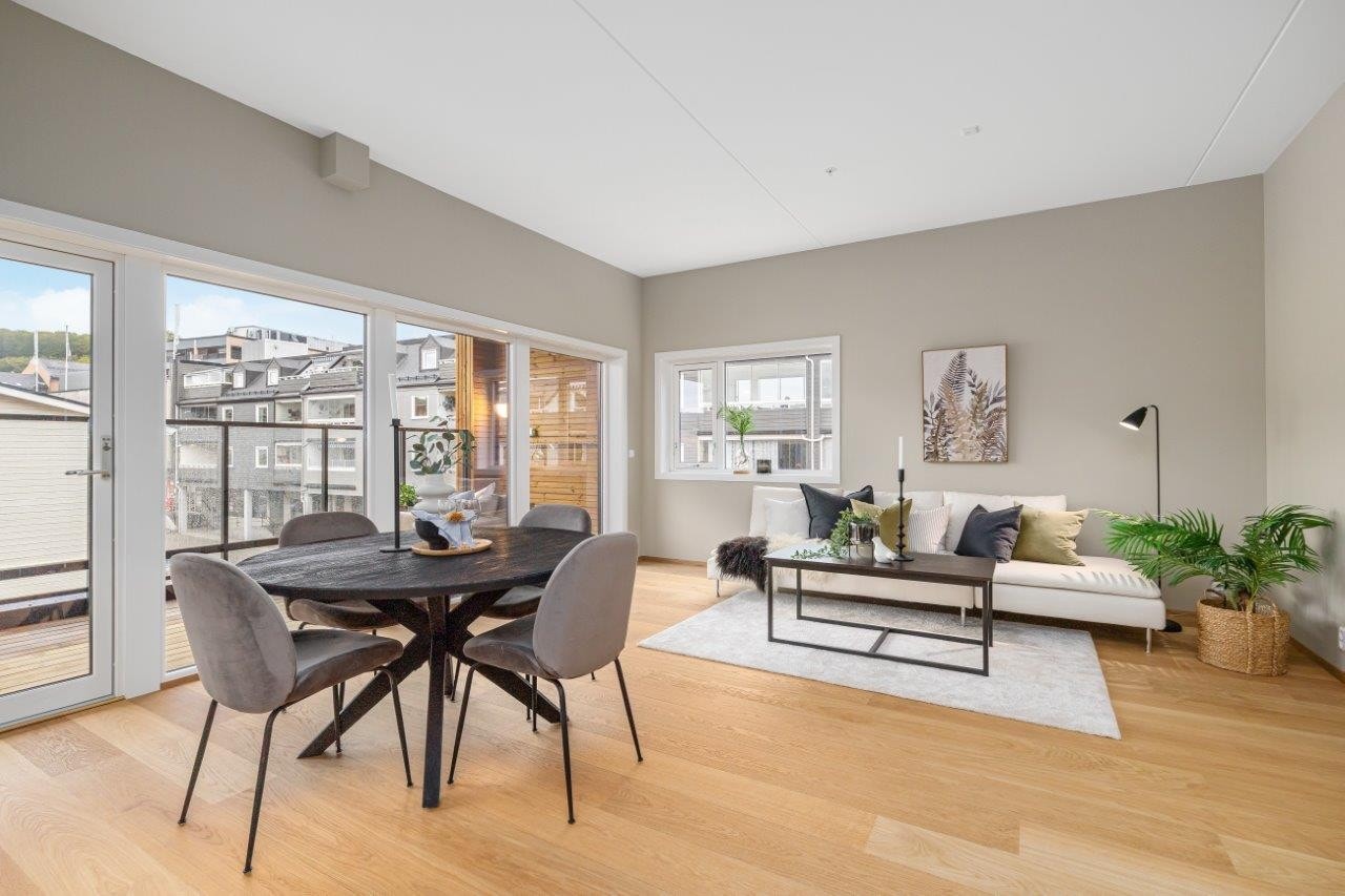 Nydelig parkett på gulv og store vindusflater som gir god med dagslys Galleribilde