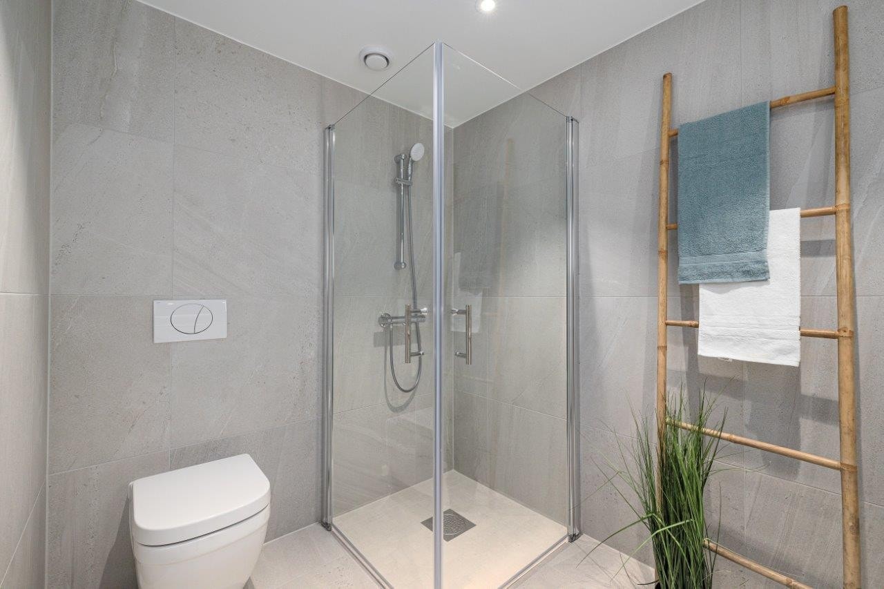 Dusjhjørne og opplegg for vaskemaskin Galleribilde